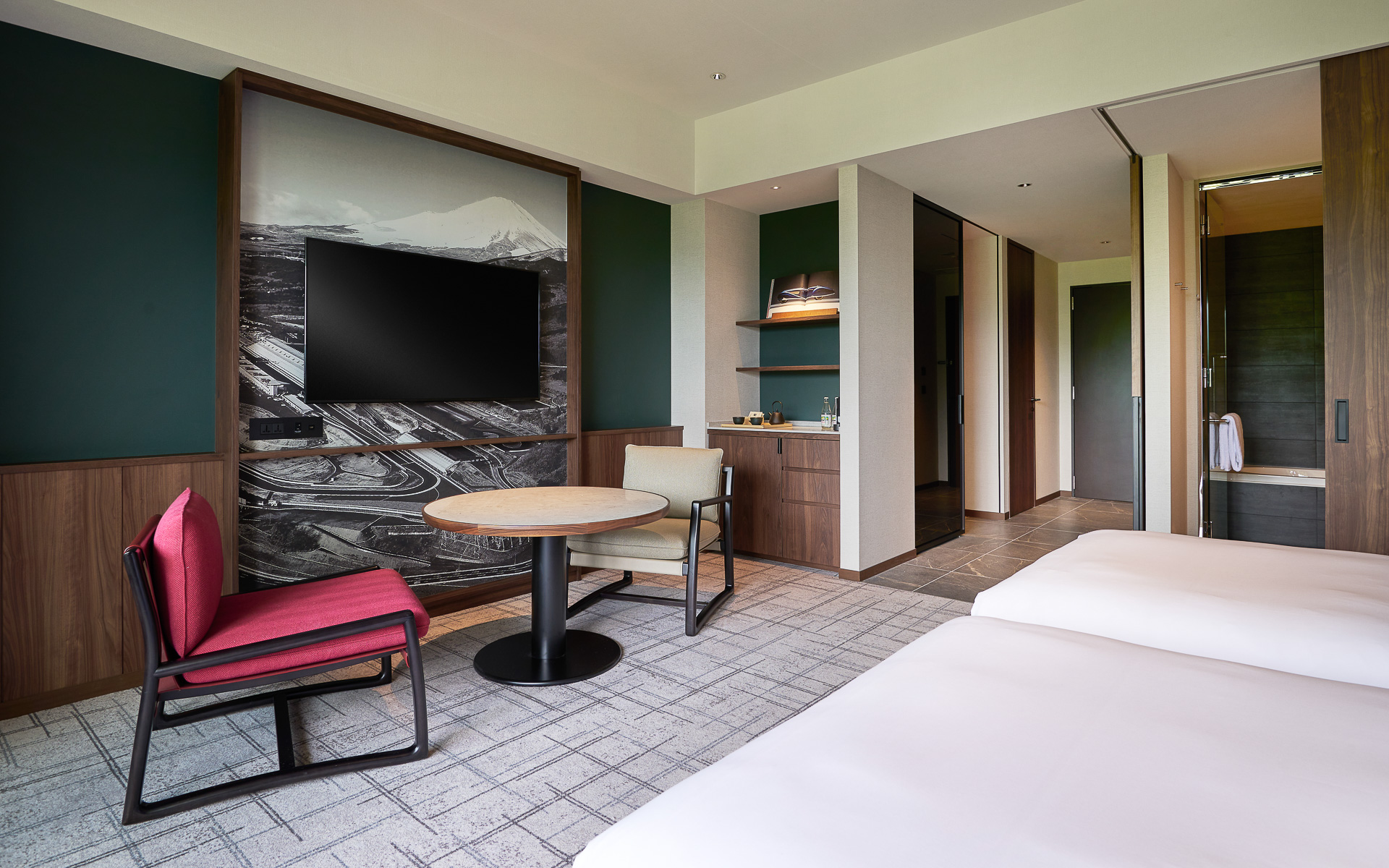 温かみのある落ち着いた色合いのインテリアで構成されるゲストルームはバルコニー付き