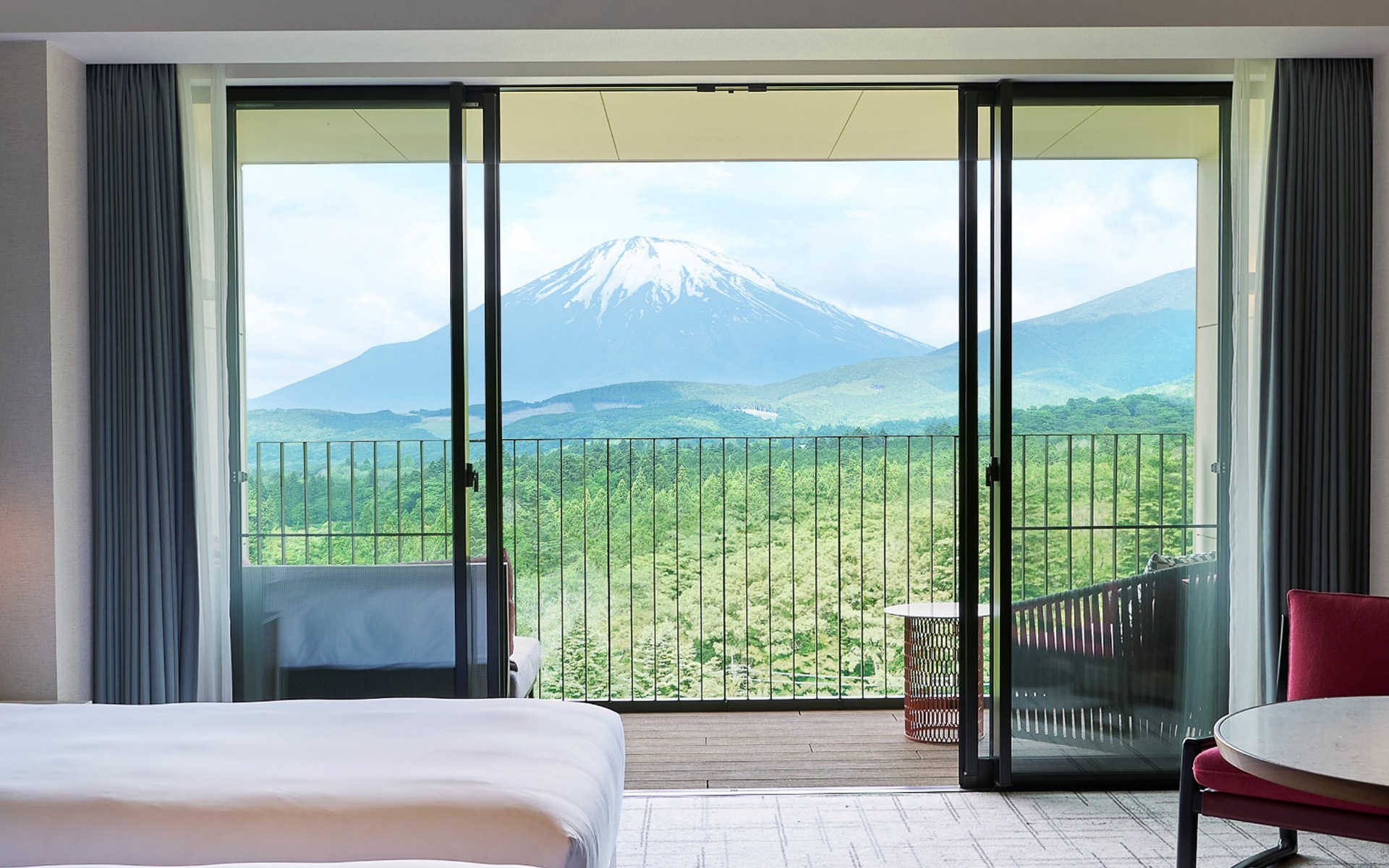 富士山を堪能できるビュールーム（富士山ビュー）。富士スピードウェイが見えるビュールーム（サーキットビュー）もあり