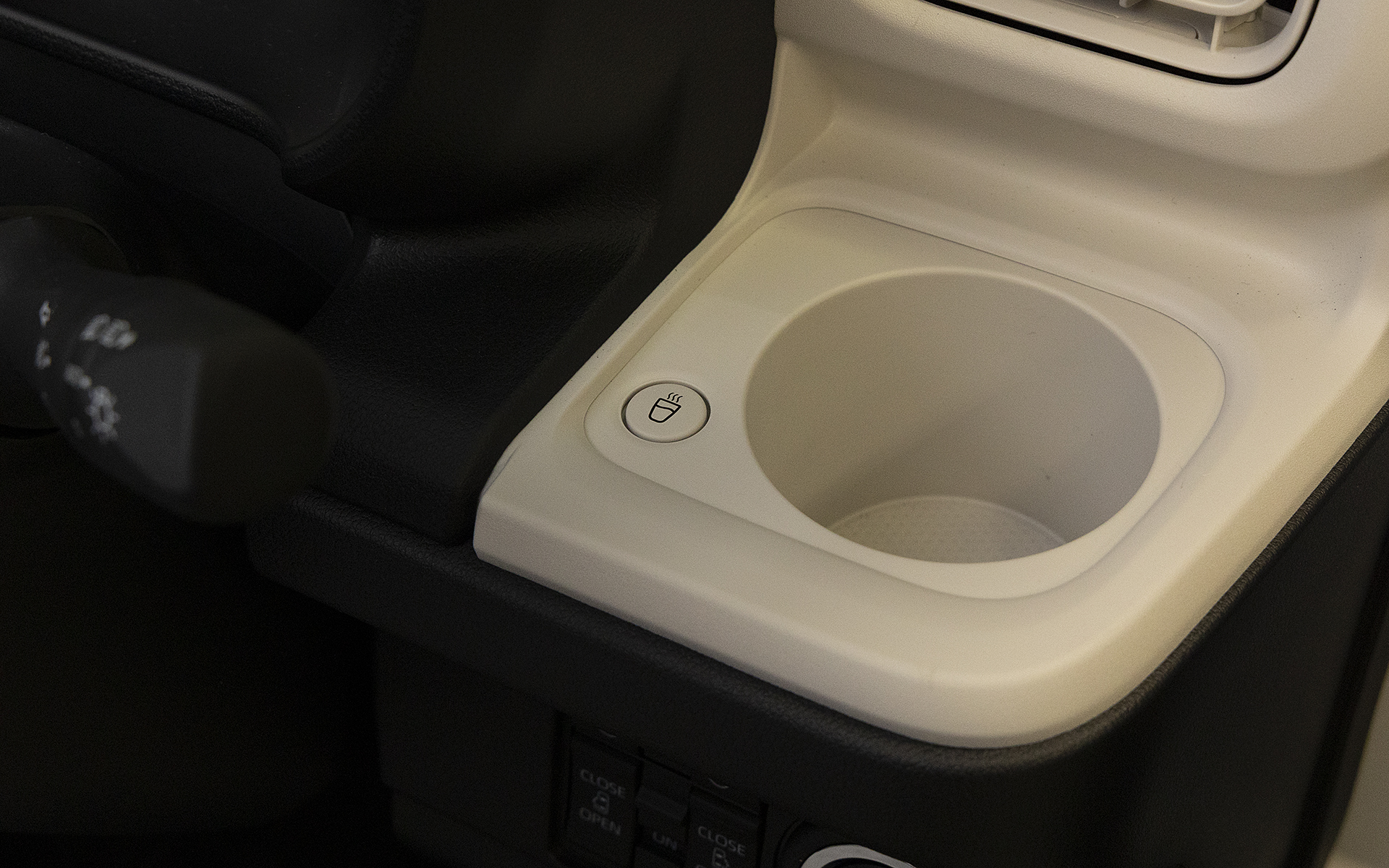 保温機能付きの「ホッとカップホルダー」。保温機能のON/OFFができ、ONにした場合は車室内温度が25℃前後の場合、ホルダーに入れた飲み物を約42℃で2時間キープできる能力がある。スイッチはホルダーの運転席寄りにある