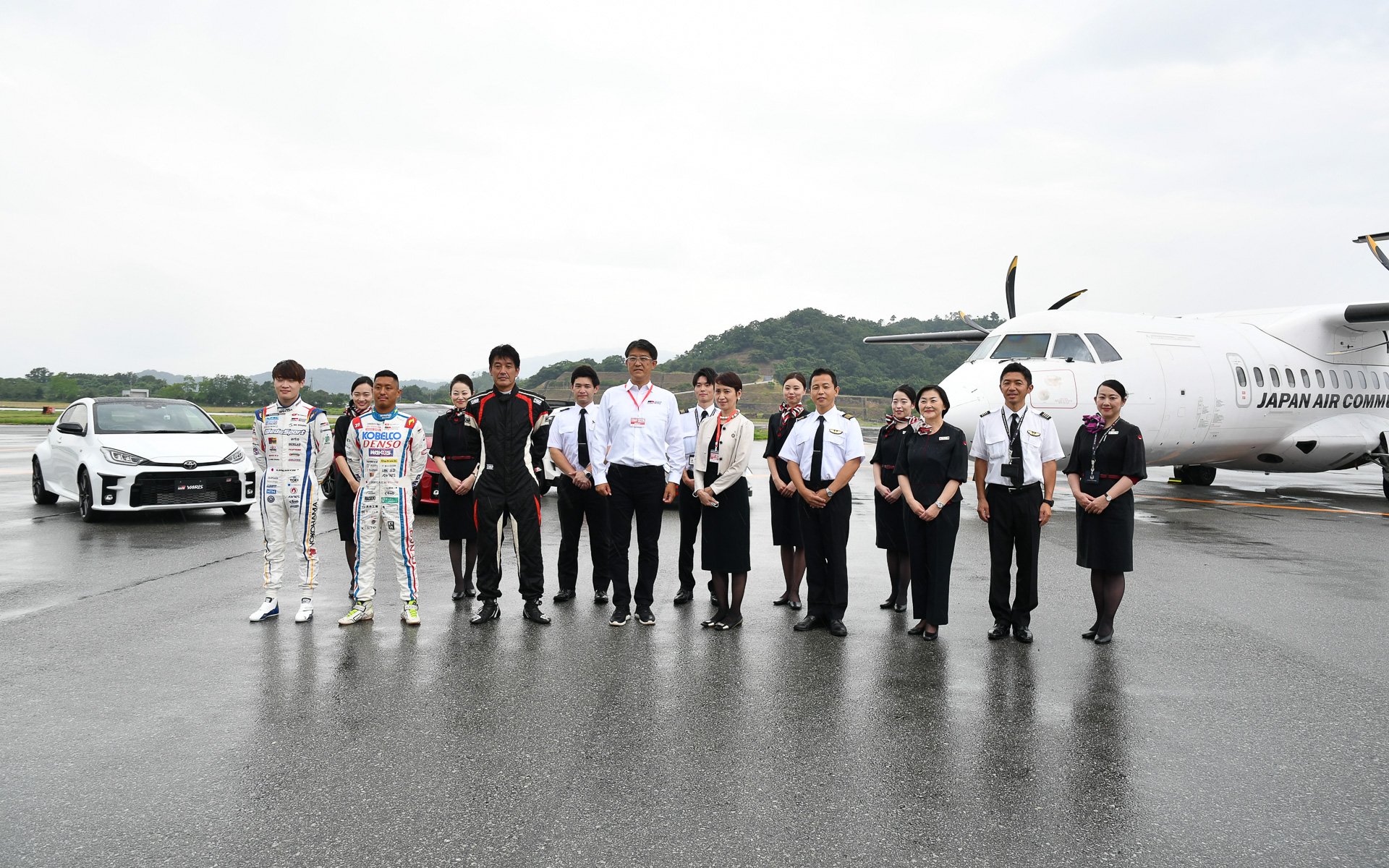 GRヤリス、ヤリスWRC、ATRと関係者による記念写真