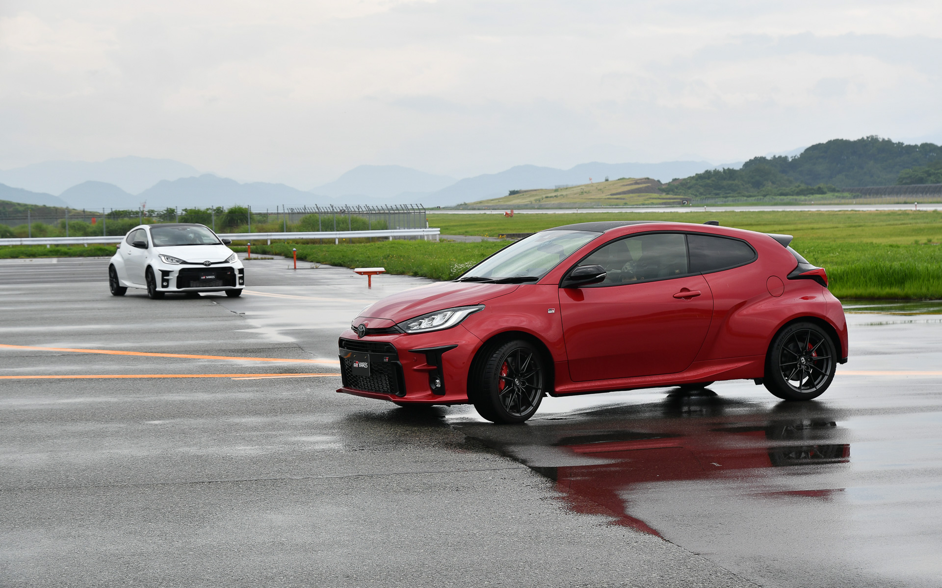 GRヤリスによる同乗走行体験。滑走路を走行していた