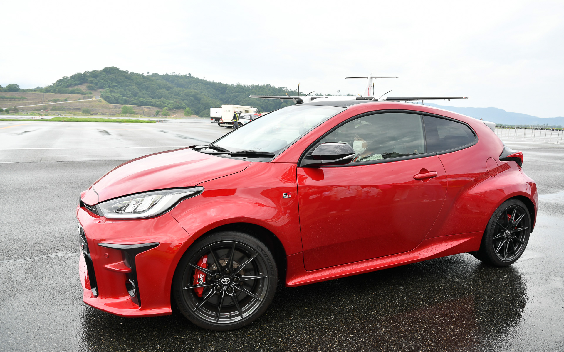 フライ＆ライドでは、但馬空港の滑走路を2往復するスペシャルな同乗走行を実施