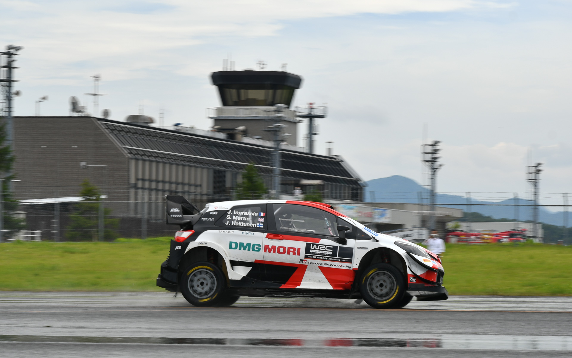 但馬空港のノースエプロンでデモランを行なうヤリスWRC