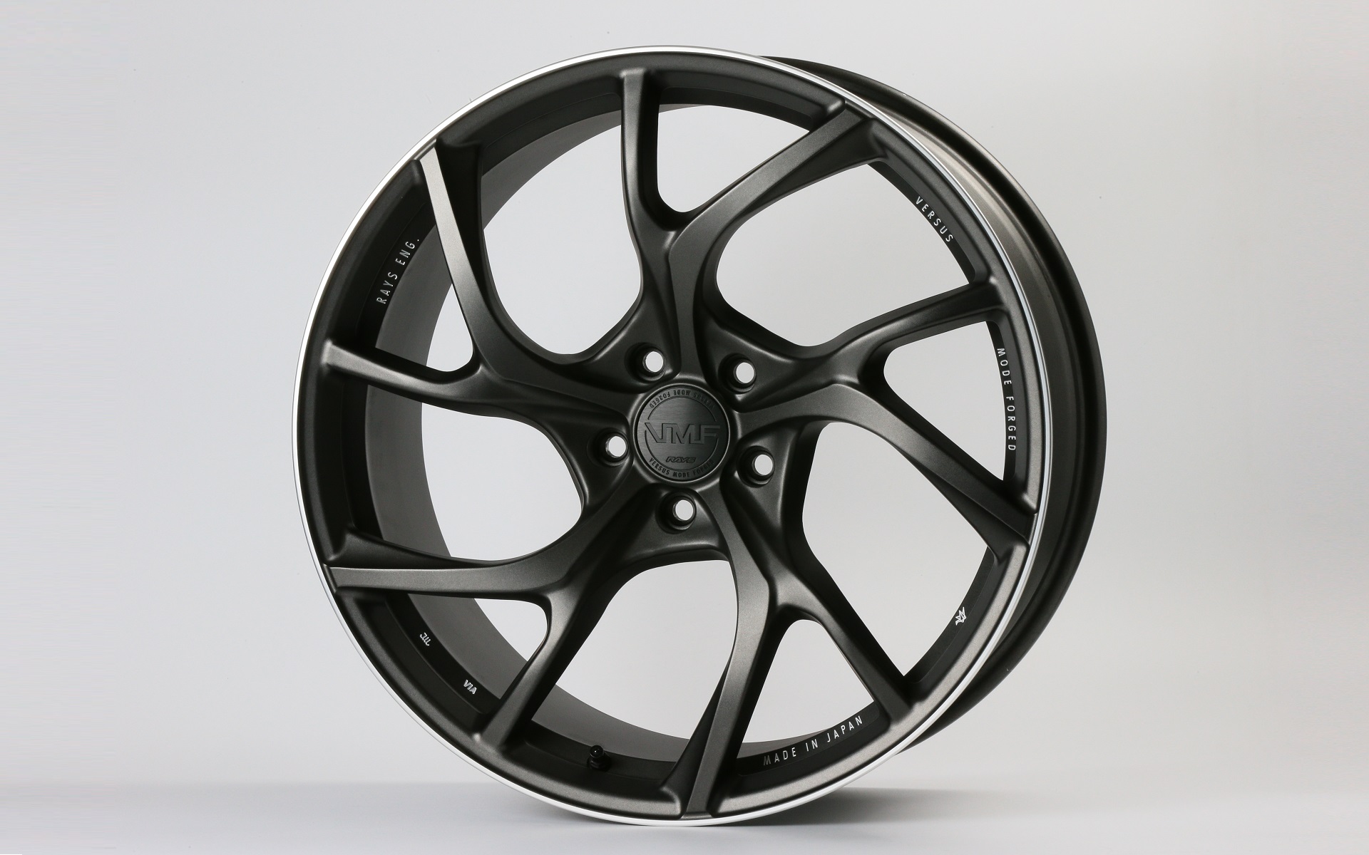 VMFブランドの最初の製品となる「C-01」。カラーは「マットガンブラック/リムエッジダイヤモンドカット」