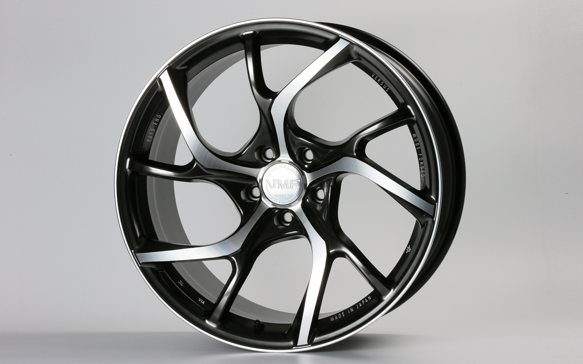 新色「シャイニングブラックメタル/ダイヤモンドカット」