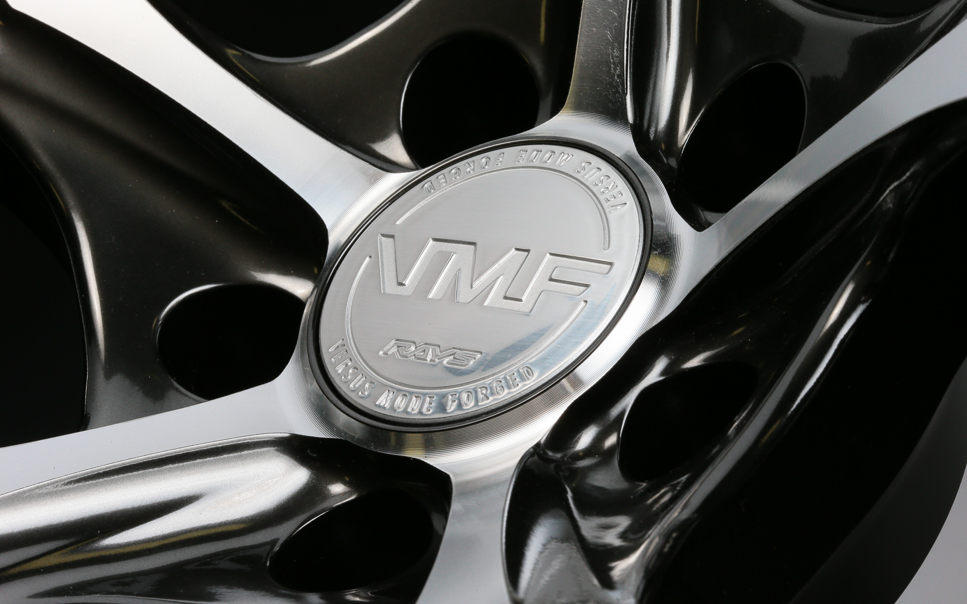 新色「シャイニングブラックメタル/ダイヤモンドカット」のセンターキャップは、バフがけされていて、スポーク天面のシルバーの光沢と一体感を出している