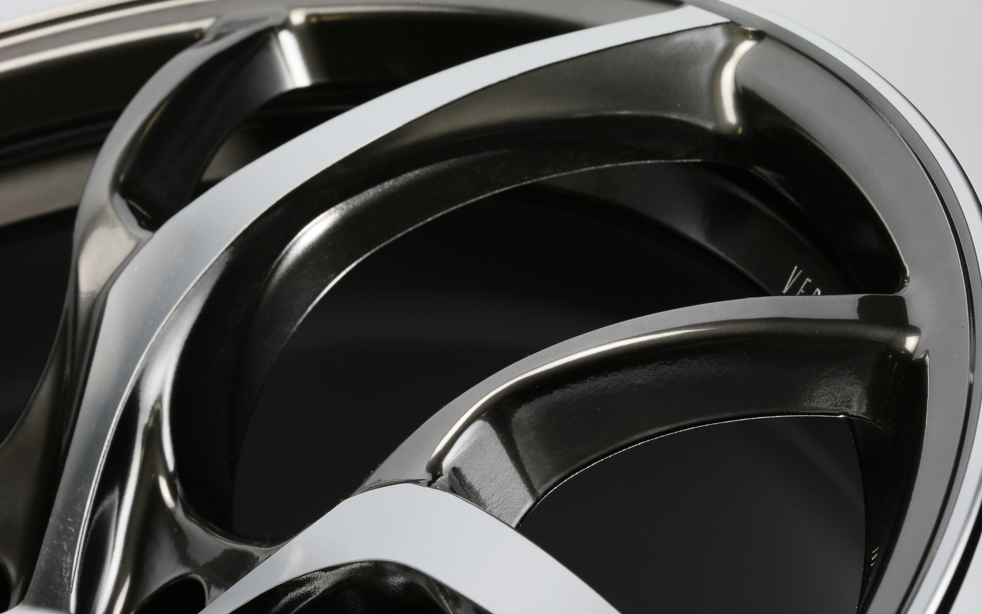 光の当たらないスポーク側面はブラックに見えるが、光の当たっている場所はガンメタに見える斬新な塗装を採用