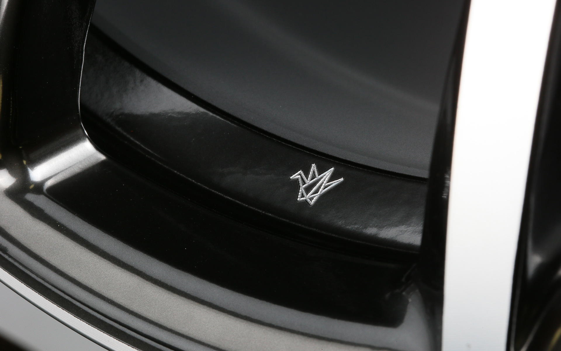 レイズの開発したマシニング技術「A.M.T.」によって彫られた折り鶴の刻印。間違いないものに使われる「折り紙つき」という言葉に由来していて、VMFブランドの品質の高さを表現している