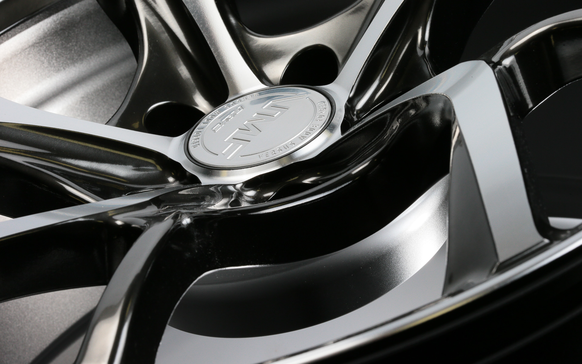 センター部分も厚みをもたせることで安定感を向上させている