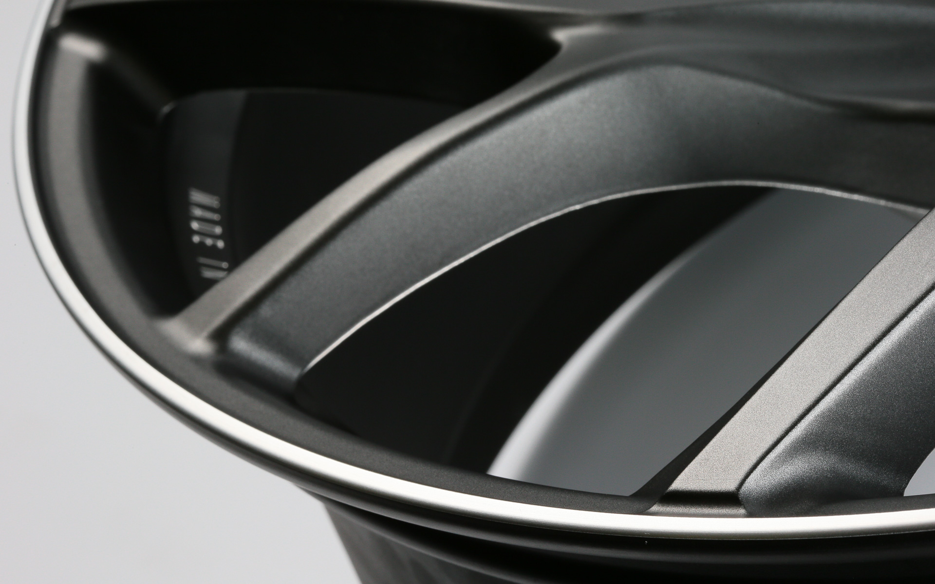 装着するタイヤとの境目を際立たせるため、リムのエッジ部分はダイヤモンドカット処理を施している