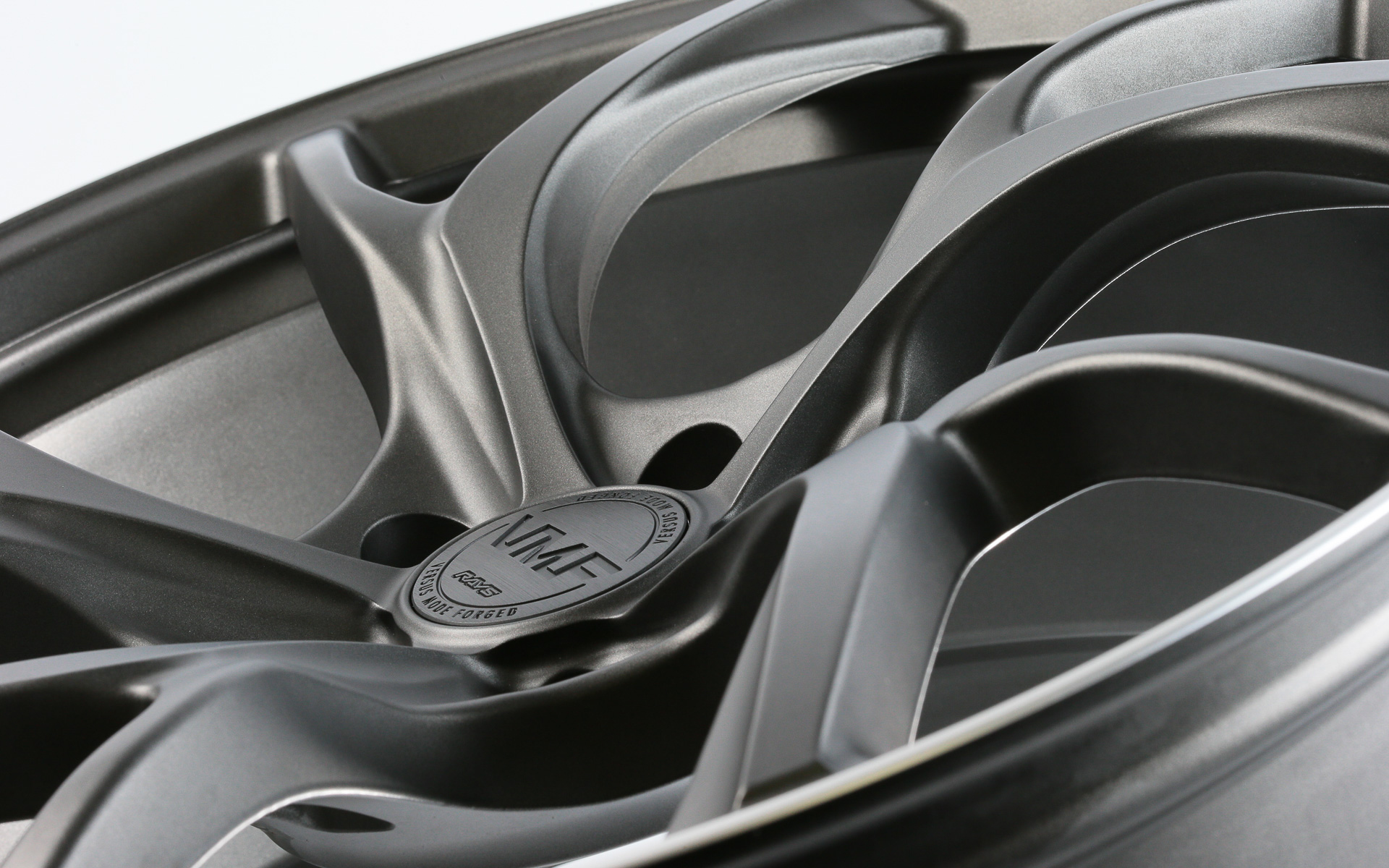 鍛造ホイールでありながら「うねり」や「ねじり」のある複雑なデザインを実現するのがレイズ独自のデザイン金型鍛造工法だ