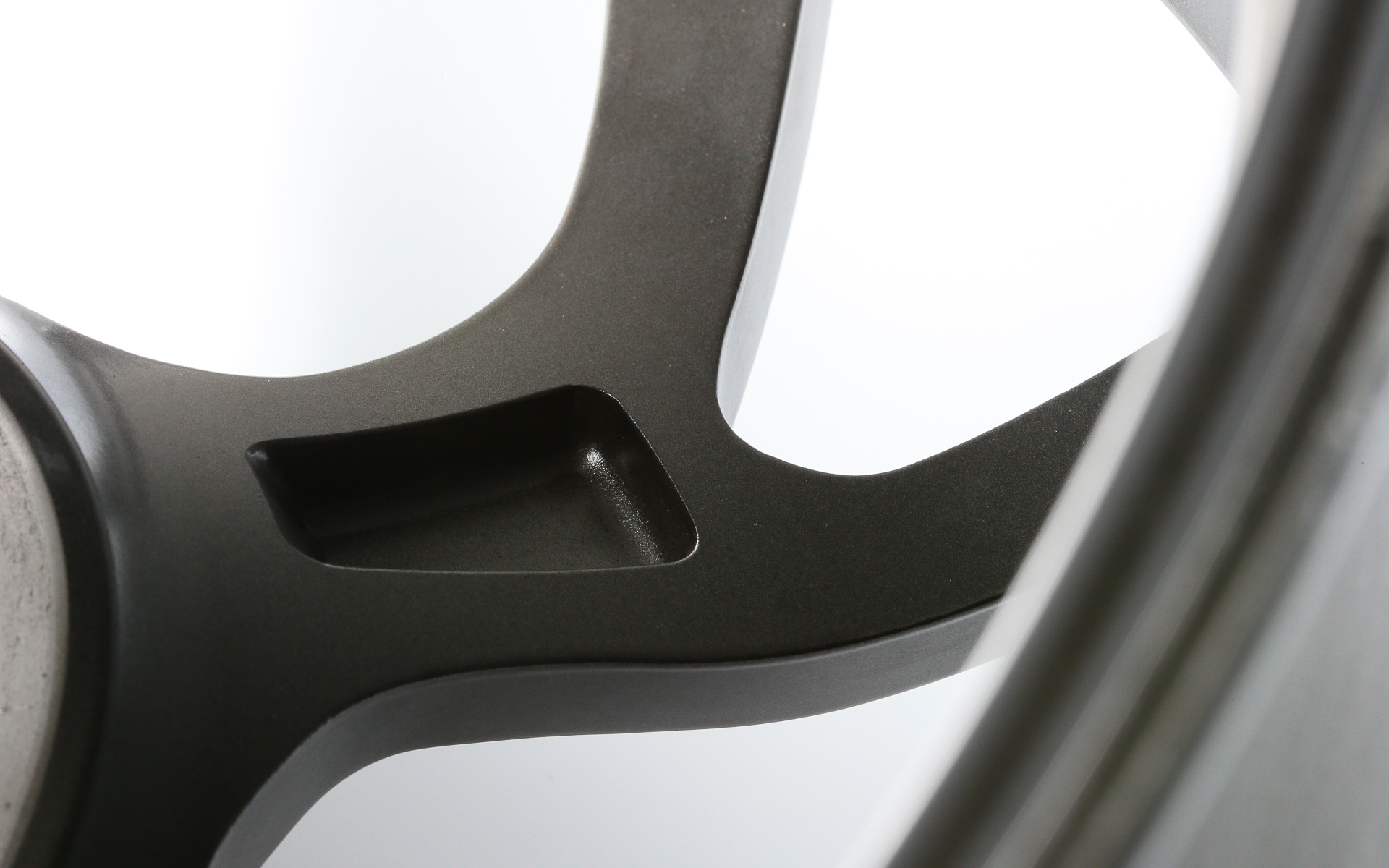 「軽さ」や「強さ」を前面に出していないとはいえ、しっかりと肉抜き処理を施して余計な重量は削り落としている