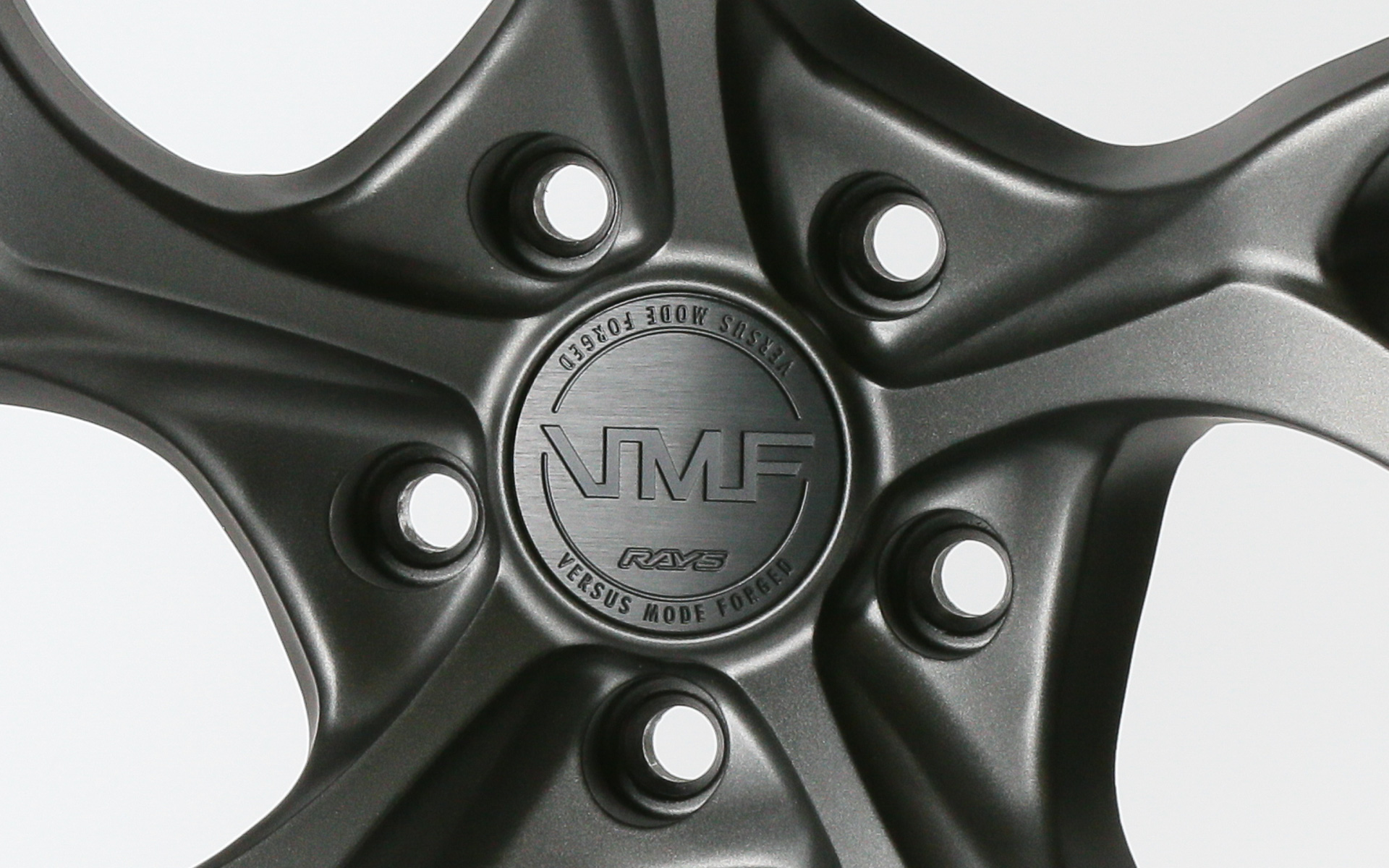 センターキャップのロゴは、RAYSよりもVMFを前面に押し出しているのもポイント