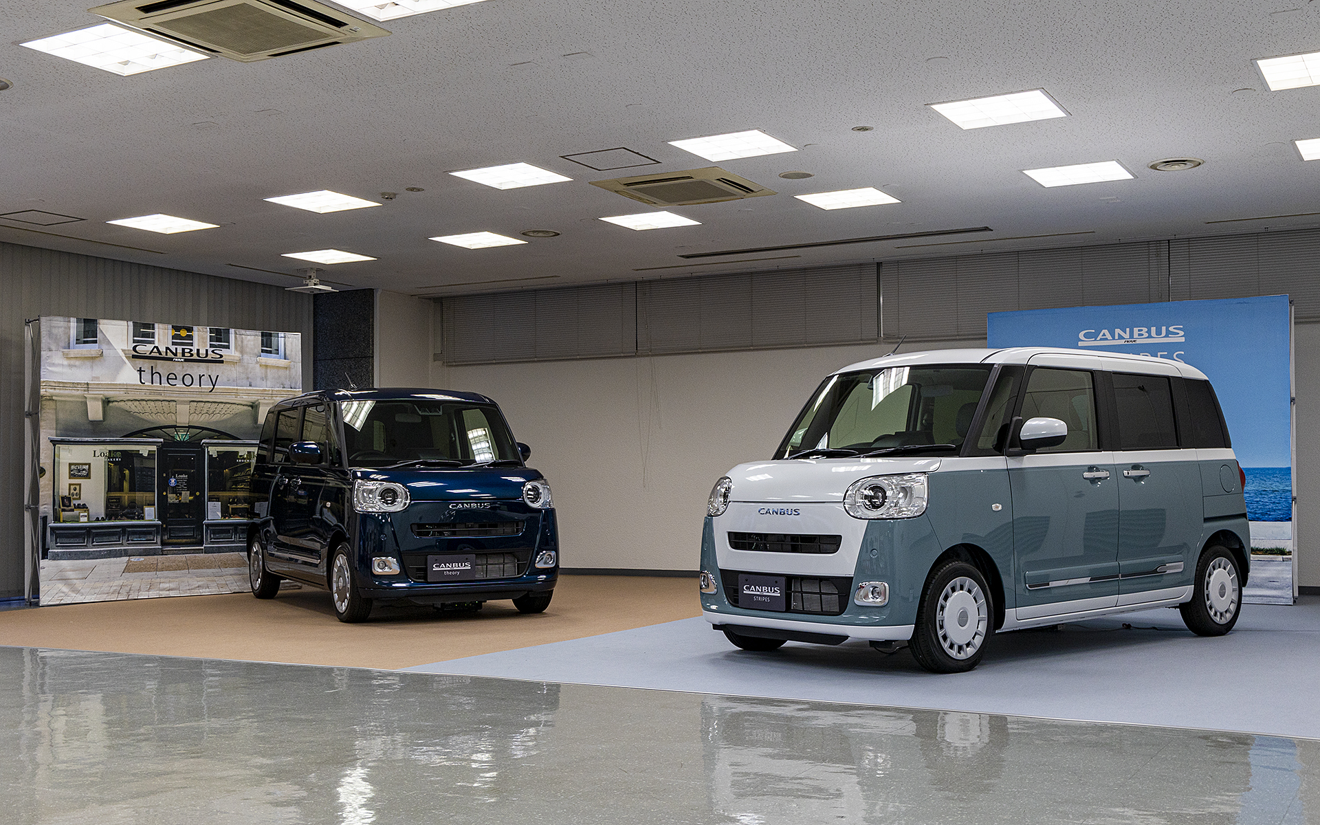 手前がストライプスで奥がセオリー。カラーリングの違いで大きくイメージは変わる