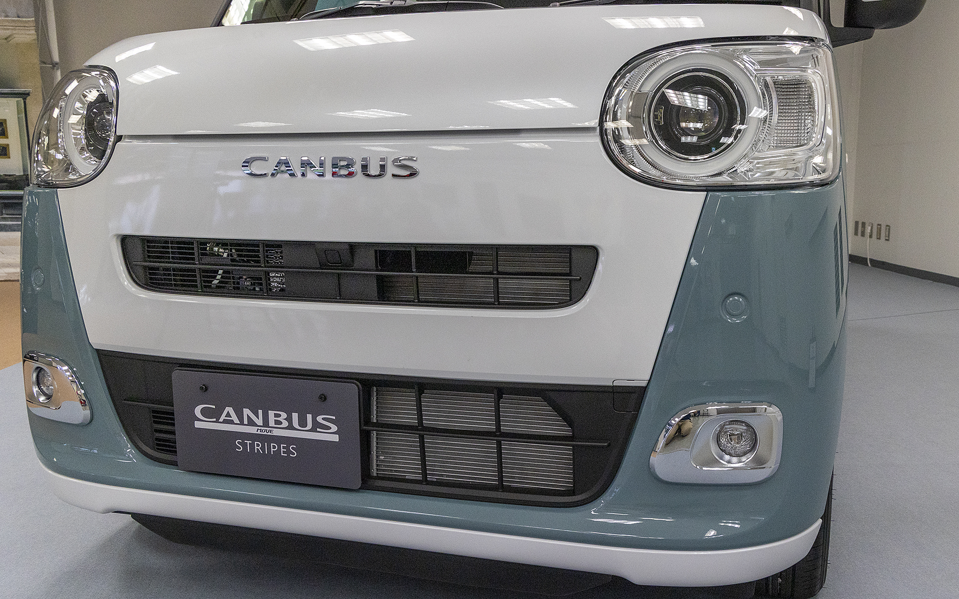 初代はノーズにキャンバスのマークを付けていたが、新型は“CANBUS”の文字に変更された。ちなみに初代の英語表記は英小文字でcanbusとなっていたが、エクステリアデザインのスッキリ化にあわせて大文字を使うシンプルなデザインとなった
