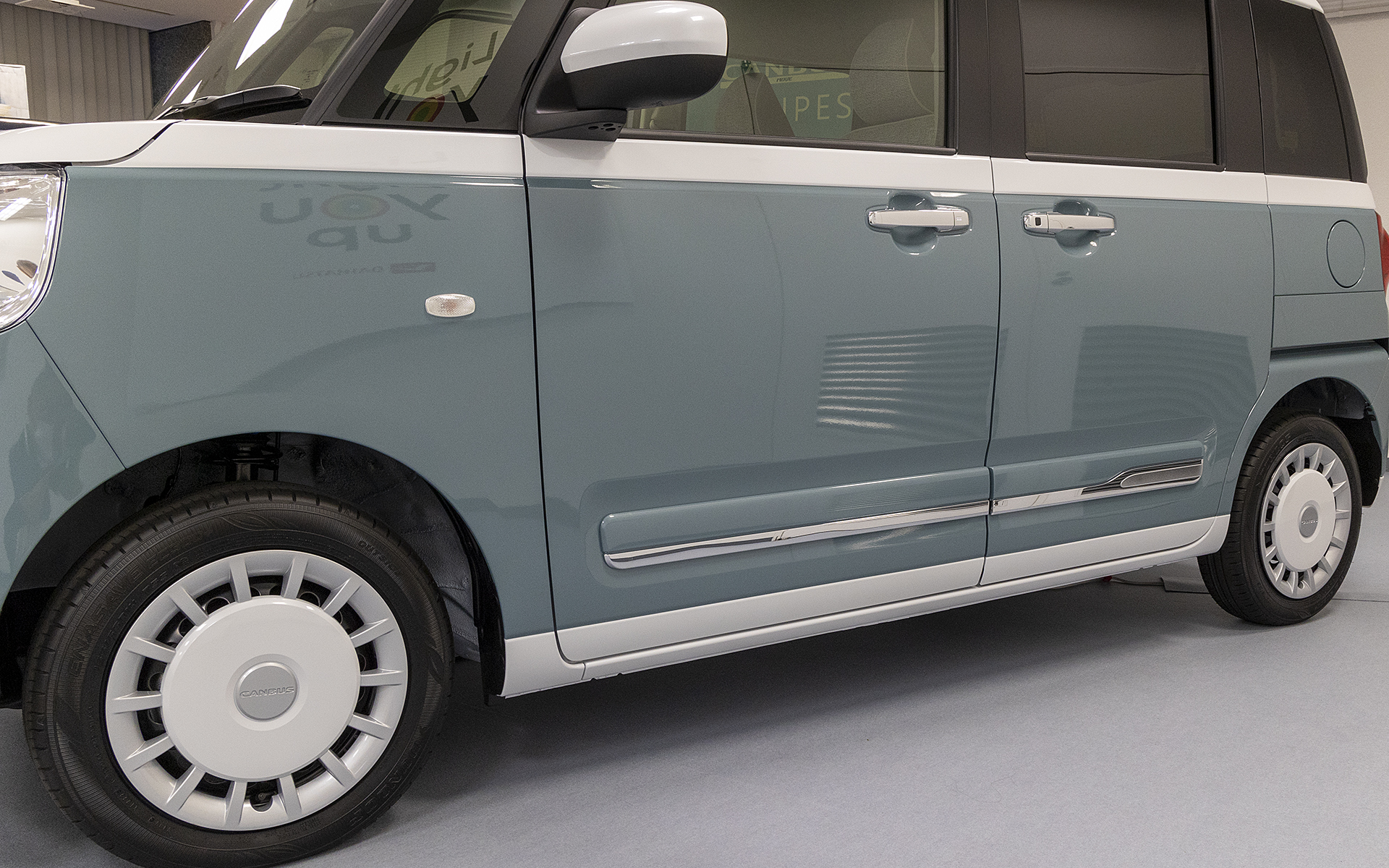 ボディ同色にしたサイドモールとセンスよく配置されたメッキ加飾もデザインの大きなポイント