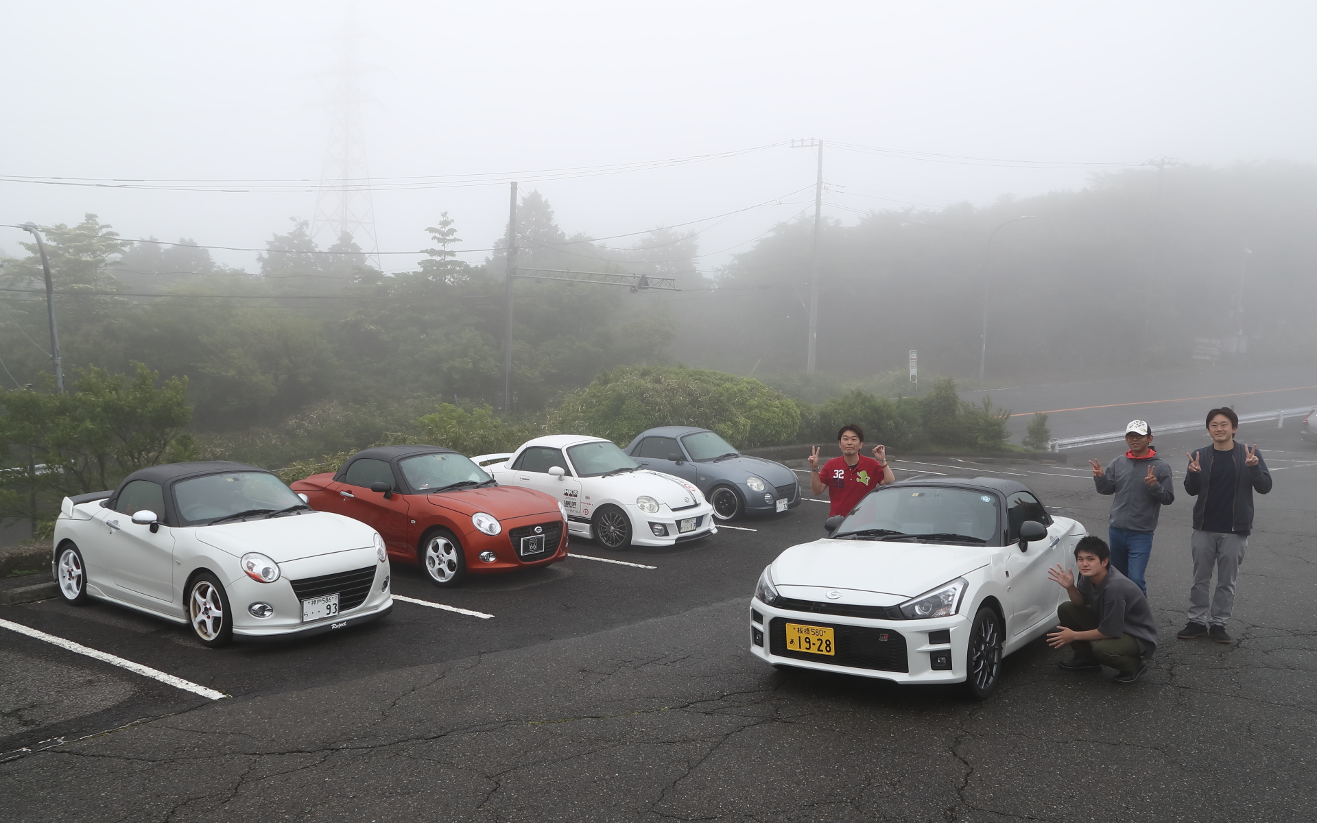 試乗中に出会ったコペンオーナーさんたちと、誕生日を祝って一緒に記念撮影！　20年間愛され続けてきたコペンのまわりには笑顔があふれている