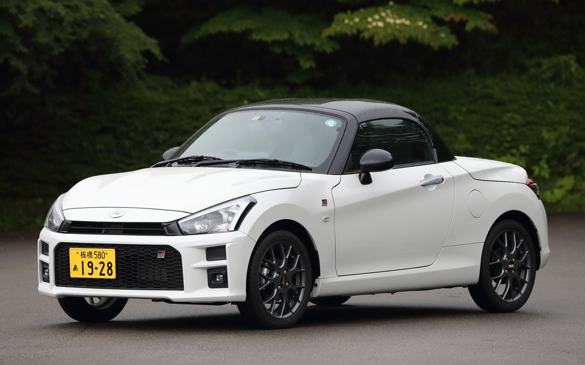 コペン GR SPORT（243万7200円）。ボディサイズは3395×1475×1280mm（全長×全幅×全高）、ホイールべースは2230mm。GR SPORTは、コペン全体の中でCero、Robe（Robe S含む）に続く販売割合になるとのこと。なお、6月19日に発表された「コペン 20周年記念特別仕様車」は発表から5日、発売から4日で限定1000台が完売となった