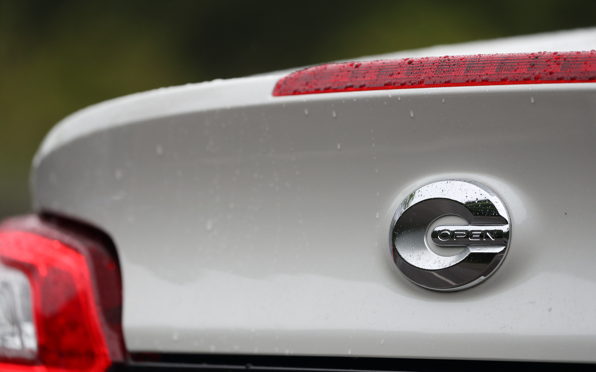 コペンは電動オープンルーフを持つ2人乗りの軽自動車。ボディ構造で骨格部分と外装・内装を切り分ける独自の内外装着脱構造「DRESS-FORMATION（ドレスフォーメーション）」を採用し、ヘッドライトやドアパネル、ルーフなどを除く13個の樹脂パーツをボルト締め付けで自在に交換可能としている。また、フレーム構造とモノコック構造をベースにした新骨格構造「D-Frame」により、フロント、サイド、リア、フロアといった車両の骨格全体を切れ目なくつないで一体化。フロア下にトンネル構造やクロスメンバーなどを追加して、骨格のみでスポーツカーに求められる高い剛性を確保している