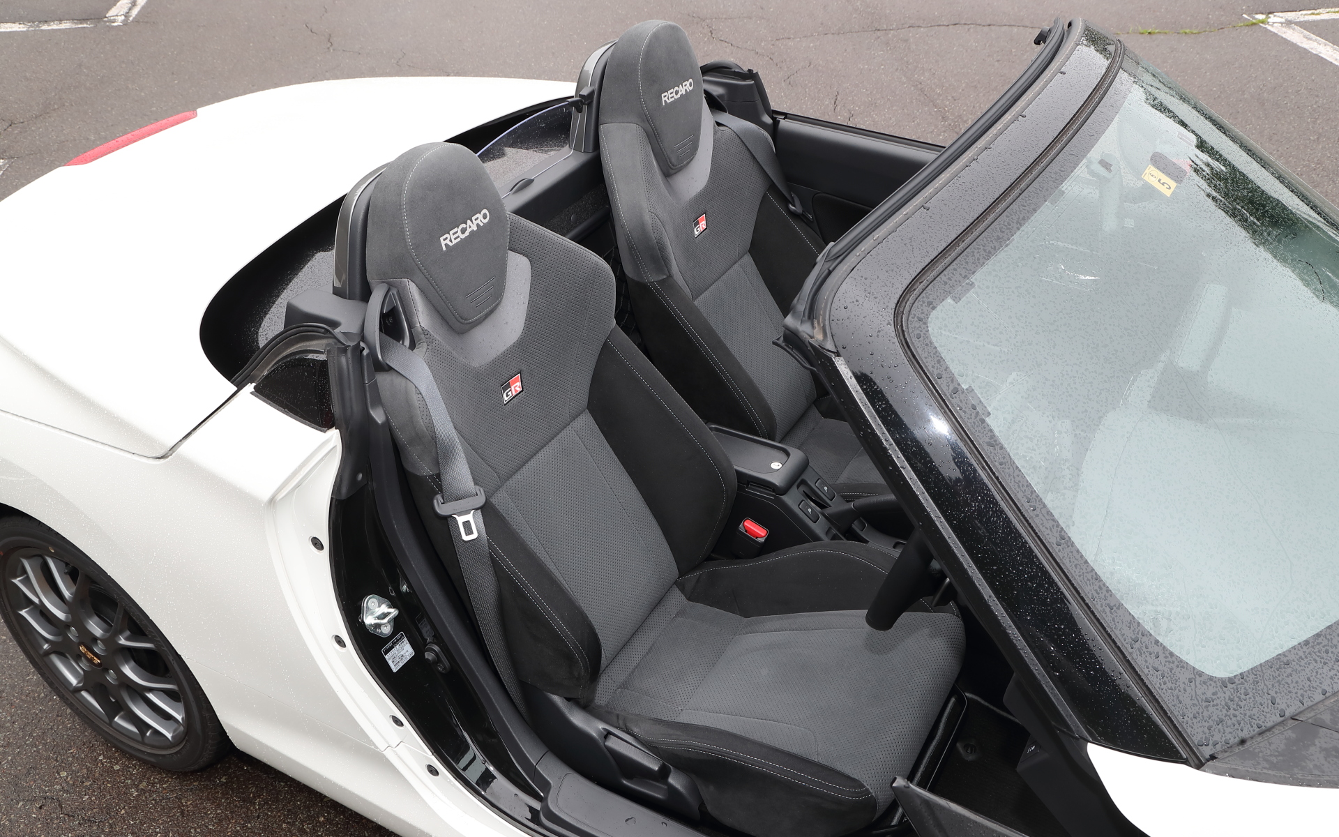 コペンは電動オープンルーフを持つ2人乗りの軽自動車。ボディ構造で骨格部分と外装・内装を切り分ける独自の内外装着脱構造「DRESS-FORMATION（ドレスフォーメーション）」を採用し、ヘッドライトやドアパネル、ルーフなどを除く13個の樹脂パーツをボルト締め付けで自在に交換可能としている。また、フレーム構造とモノコック構造をベースにした新骨格構造「D-Frame」により、フロント、サイド、リア、フロアといった車両の骨格全体を切れ目なくつないで一体化。フロア下にトンネル構造やクロスメンバーなどを追加して、骨格のみでスポーツカーに求められる高い剛性を確保している