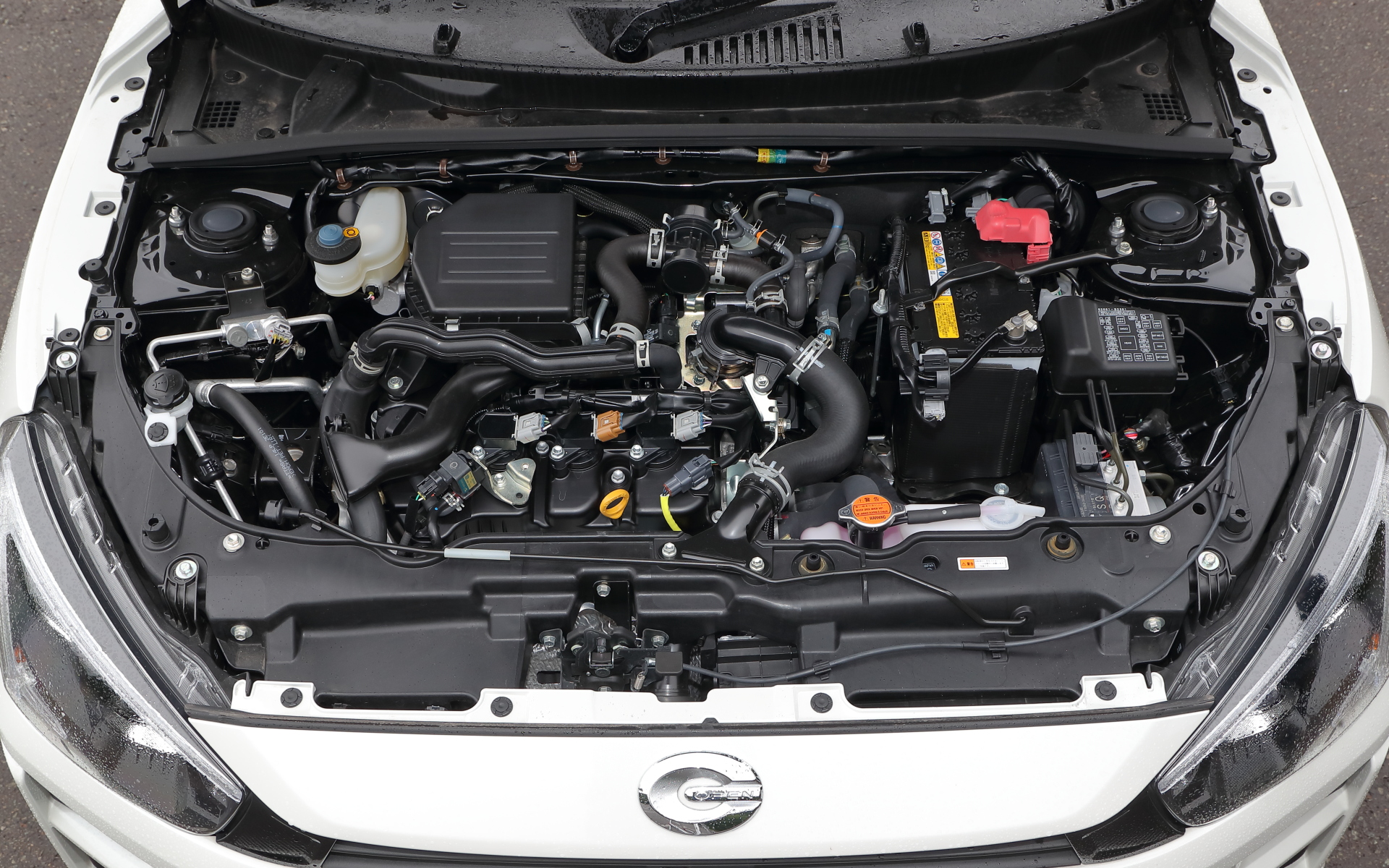 最高出力47kW（64PS）/6400rpm、最大トルク92Nm（9.4kgfm）/3200rpmを発生する直列3気筒DOHC 0.66リッターターボエンジンを搭載し、トランスミッションにCVTと5速MTを設定。駆動方式は2WD（FF）のみを用意。なお、ダイハツの乗用車ラインアップで唯一のMTモデル設定車となる（MTの販売比は約3割）