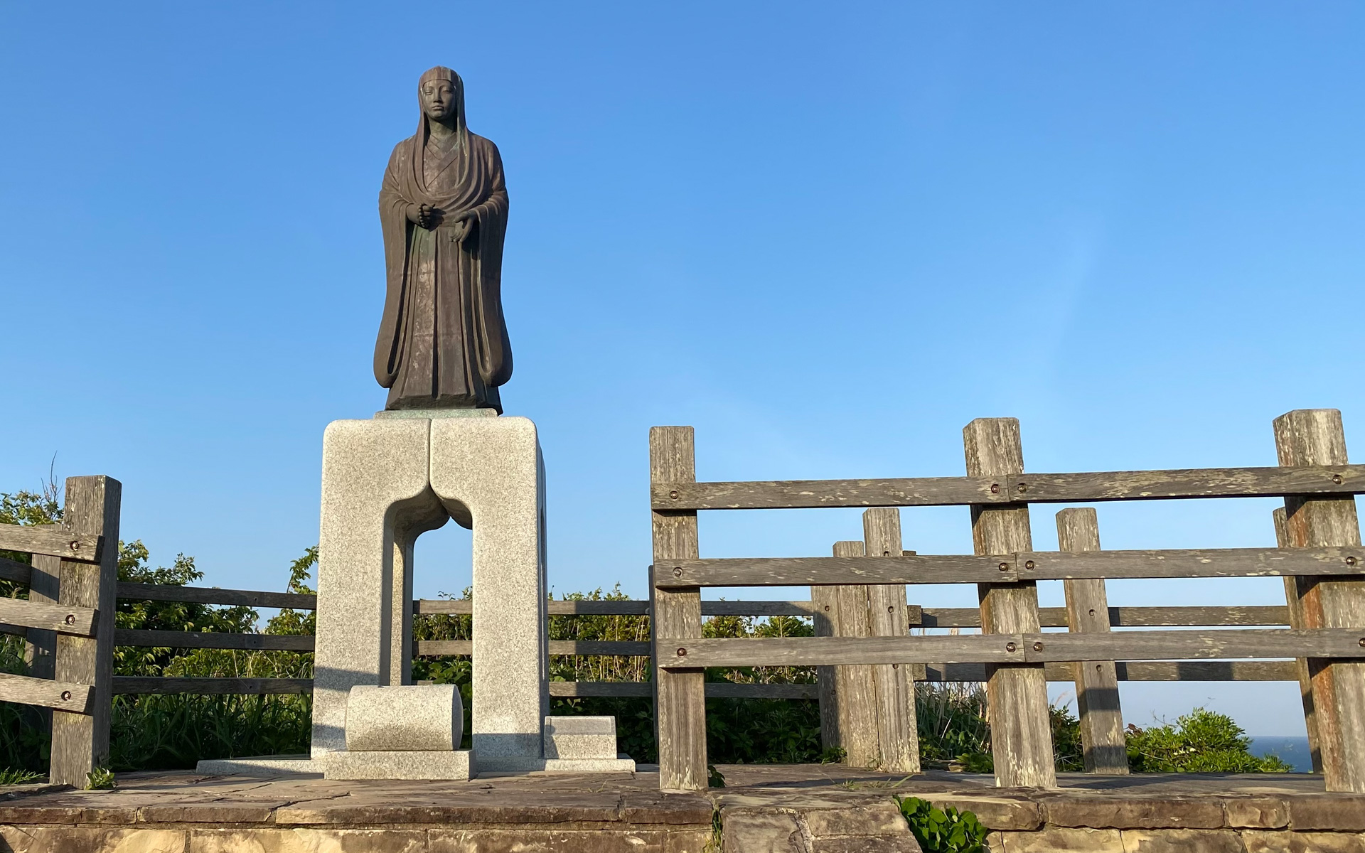 三方を海に囲まれ、見晴らしのいい八幡岬に立っているのが、「お萬の布ざらし」という伝説を残し、徳川家康の側室として江戸城に召されたお萬の方。思わず、玉の輿という言葉を思い浮かべてしまいましたが、行動力と勇気のある素晴らしい女性だったのだろうと、尊敬の念を込めて手を合わせました。ここを訪れたらぜひ、岬の先端から海を見下ろしてみてください……確実にヒザが震えることと思います