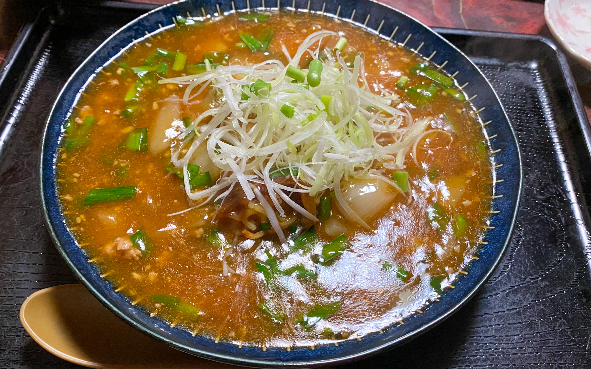 勝浦タンタンメンに続く、これからブームになりそうなご当地グルメ、勝浦坦々焼きそばを「お食事処　欅」でいただきました。まさに、クセになる美味しさ！　こちらのお店ではもちろん勝浦タンタンメンもあり、唐揚げなどのサイドメニューもすべて大満足のお味でしたよ。勝浦駅から徒歩4分ほどで、数台ですが駐車場もあります