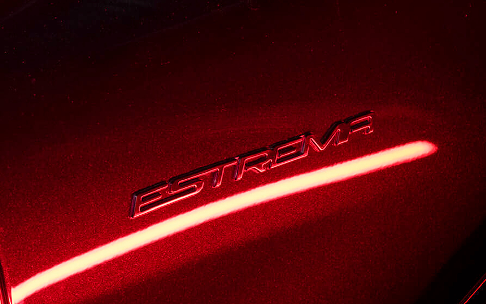 英語のEXTREME（エクストリーム）に相当する “極限、極致”を意味するイタリア語「ESTREMA」を採用する限定車