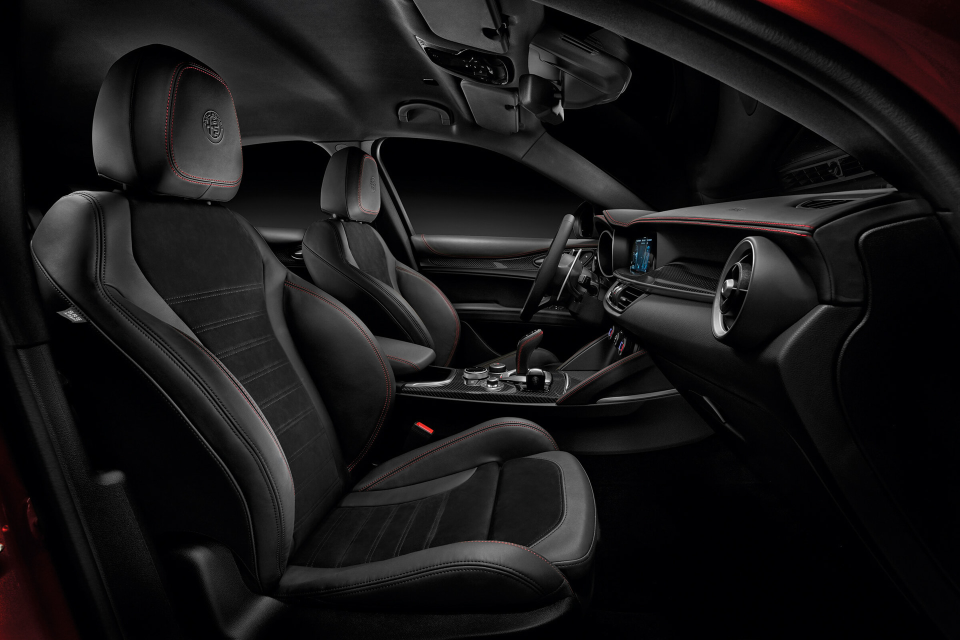 アルカンターラスポーツレザーシートなどを採用するインテリア