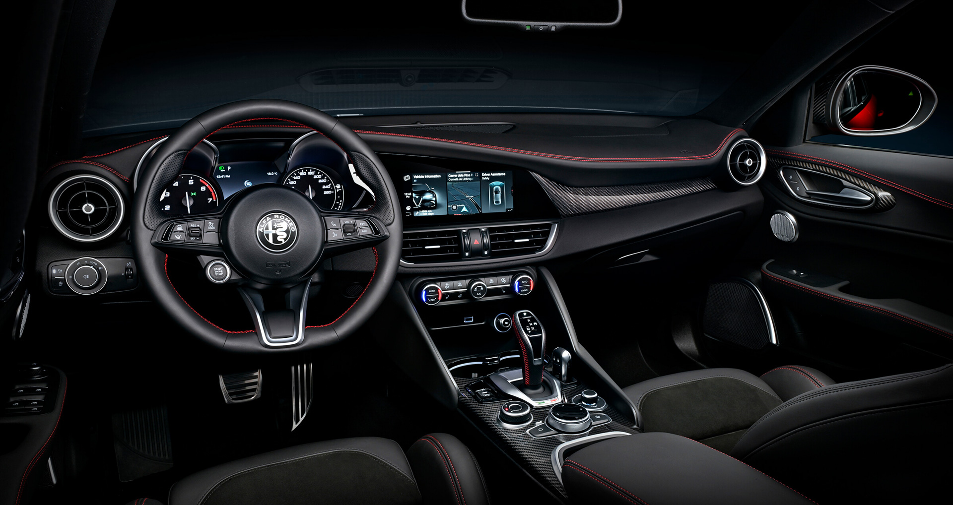 アルカンターラスポーツレザーシートなどを採用するインテリア