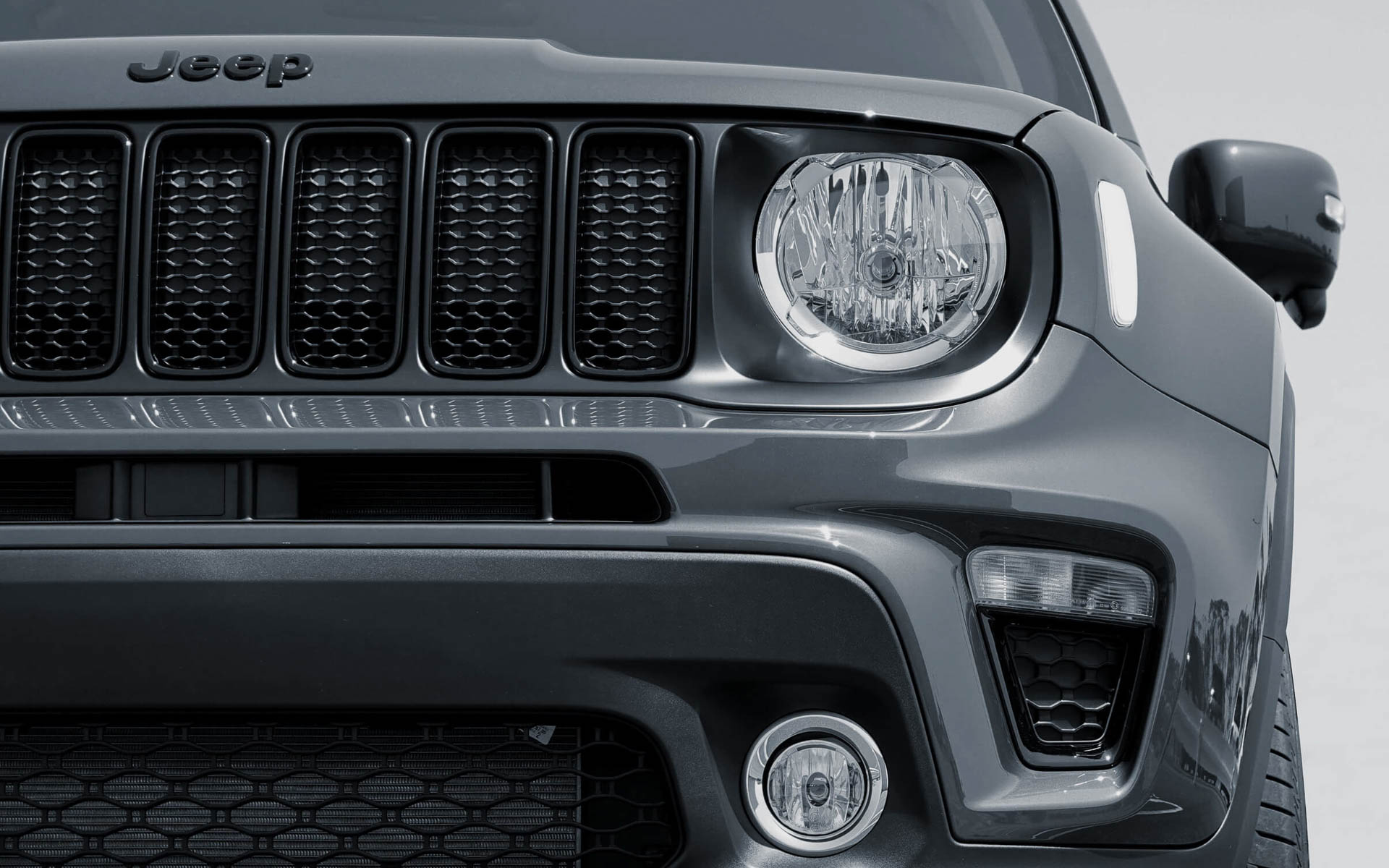 ブラックグリルやグロスブラックのドアミラーを採用