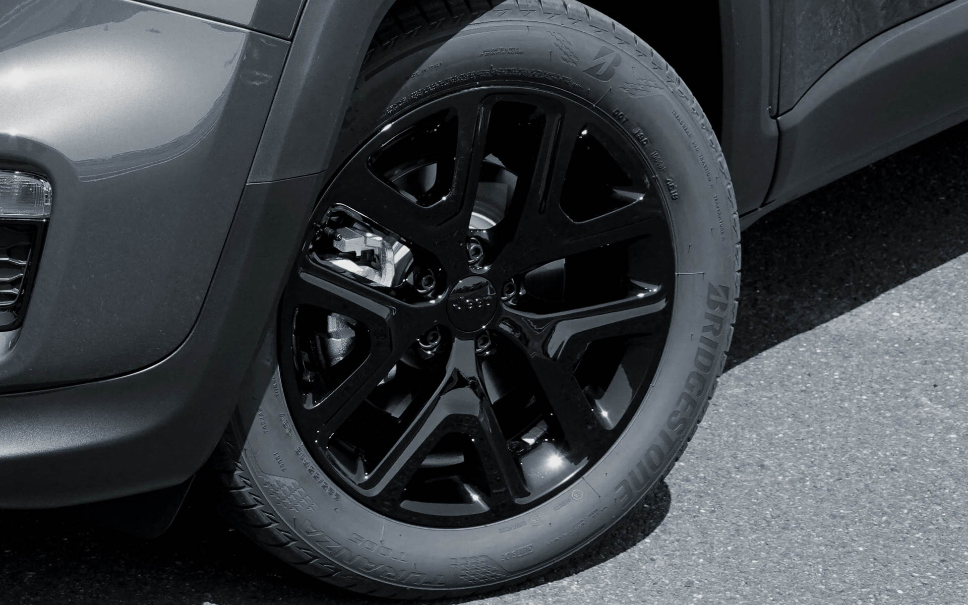 グロスブラックアルミホイールは18インチにサイズアップ