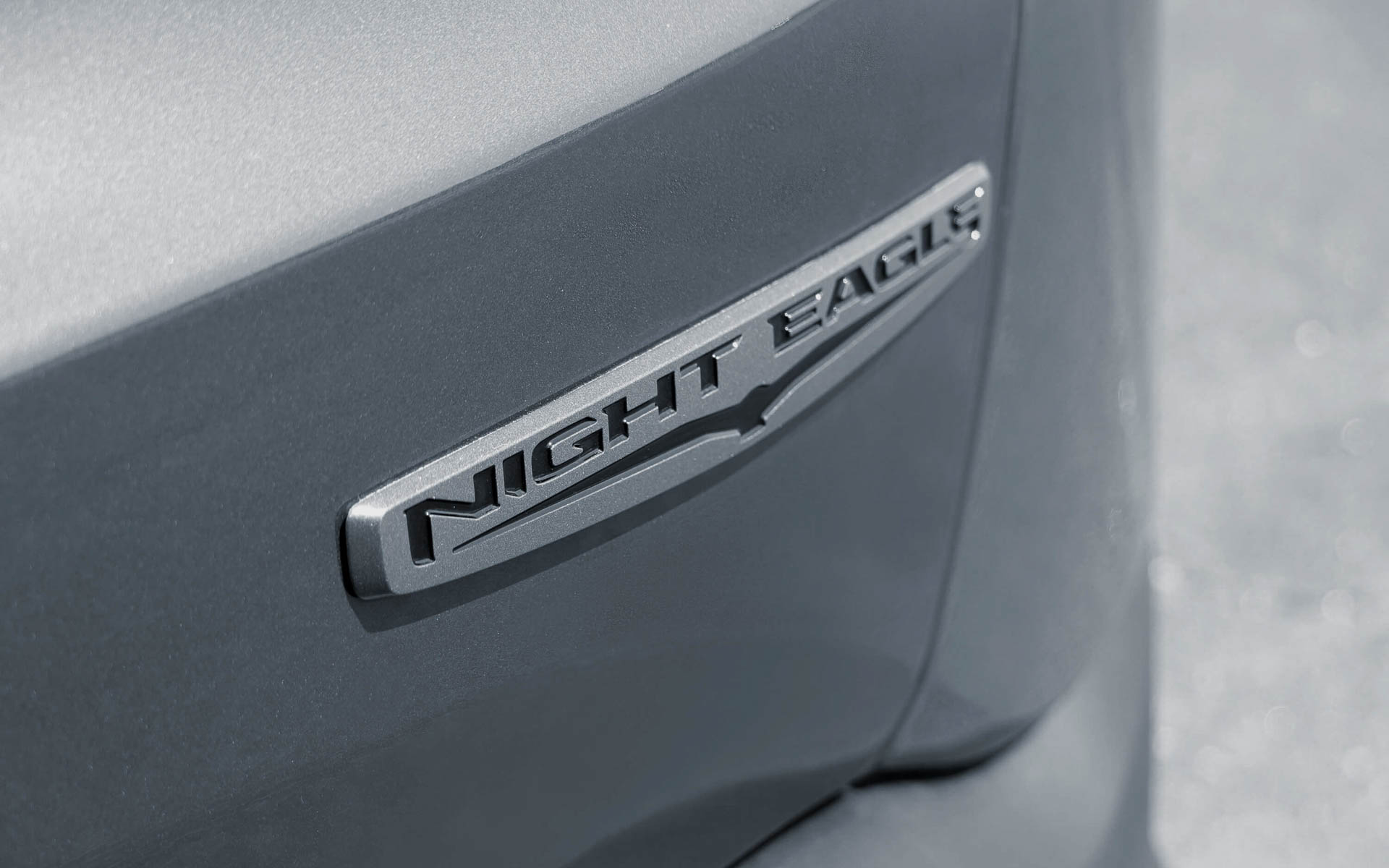 アクセントパーツもダークな色合いでコーディネート