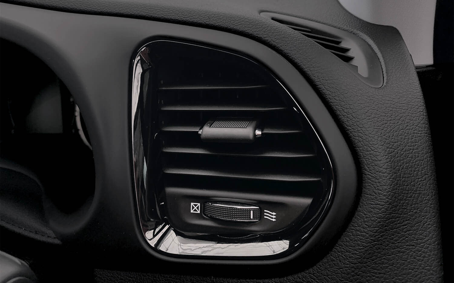 アクセントステッチを施したファブリックシートなどを特別装備