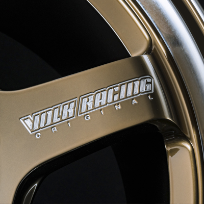スポーク部のVOLK RACINGロゴは、単なる彫り文字ではなく、ロゴ内で3D形状に立体化。また、フェイス形状ごとにマシニングのプログラムを変更することで、スポーク先端のアール部までのマシニングを可能としている