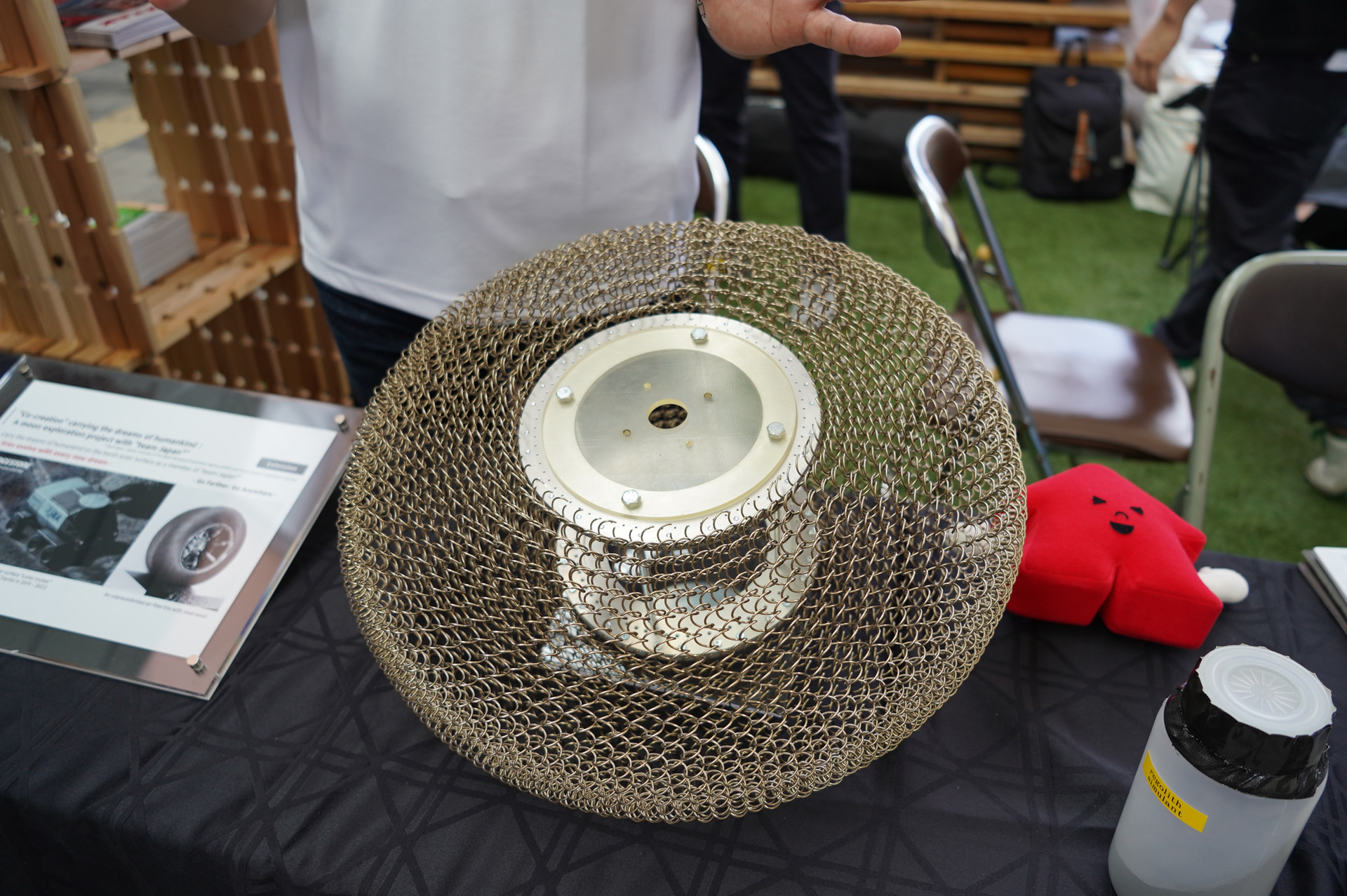 ブリヂストンが鳥取砂丘で実証実験を行なっている月面探査車用金属タイヤの模型