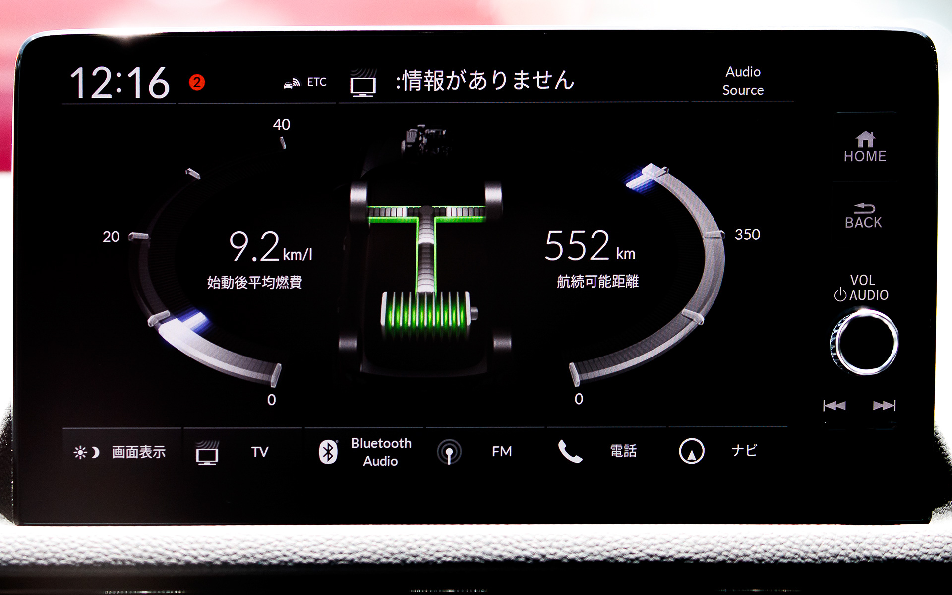インテリアではe:HEV専用となる10.2インチデジタルグラフィックメーターを採用。加減速を分かりやすく表現するためにパワーメーターを採用しており、パワー加速については指針で表示し、百分率の目盛りを設けることでタコメーターのような分かりやすさとした。また、チャージ減速はバーで表現する。また、ドライブモードにパワートレーンやステアリング、メーターを個別に設定できる「INDIVIDUAL（インディビジュアル）モード」を国内のホンダ車として初めて採用したのも新しい