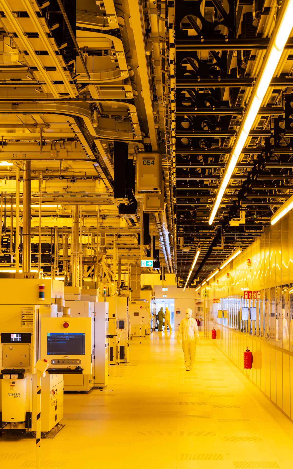 工場の内部は最新のオートメーション装置を利用して人間が関わる部分を減らしている