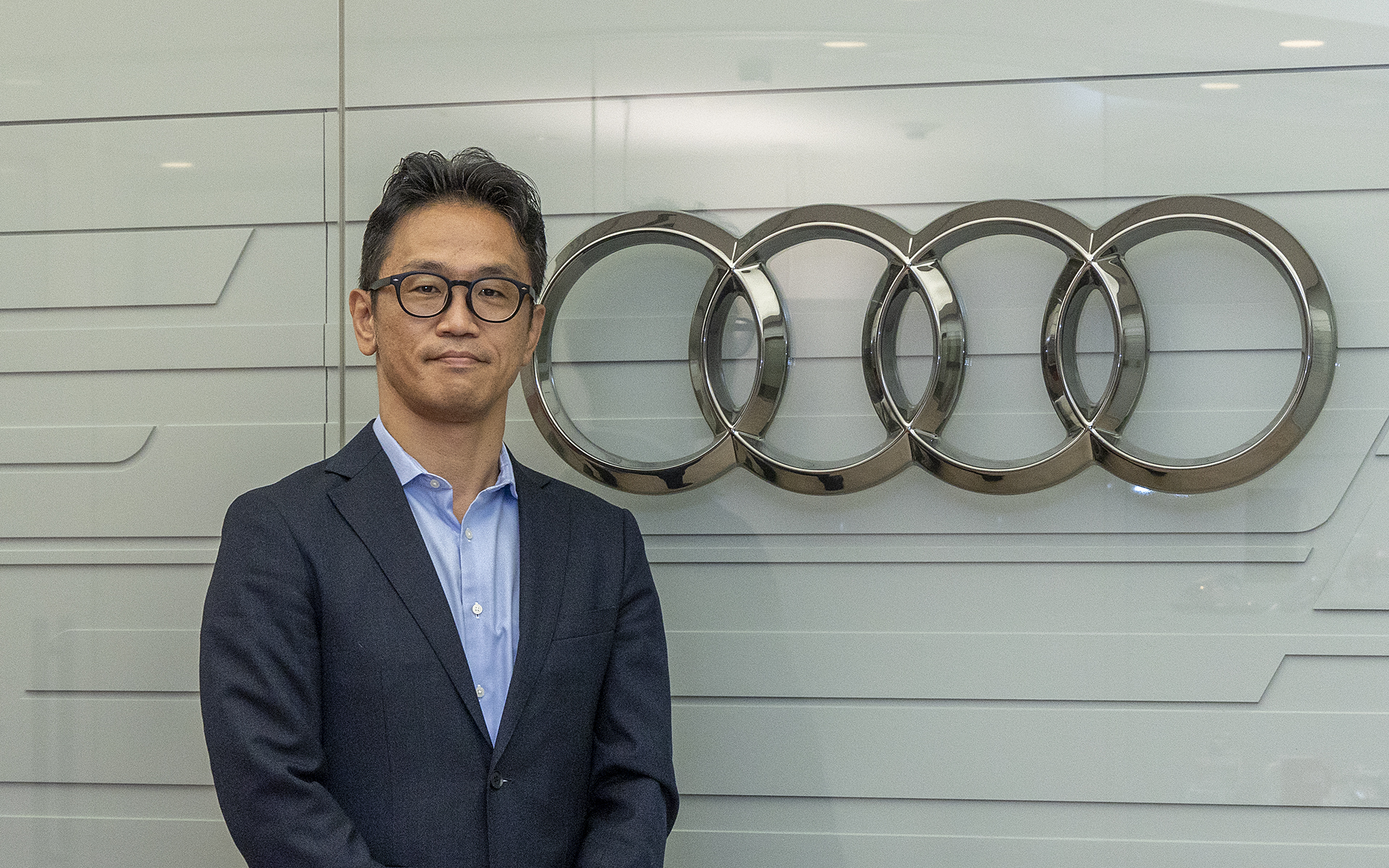 e-tronに期待と興味を持って販売店を訪れるユーザーを迎えるために必要な専門知識を持ち、ユーザーの不安や疑問にキチンと応えられるスキルを持った人材を育てるために設定されたのが「e-tron資格認定制度」という