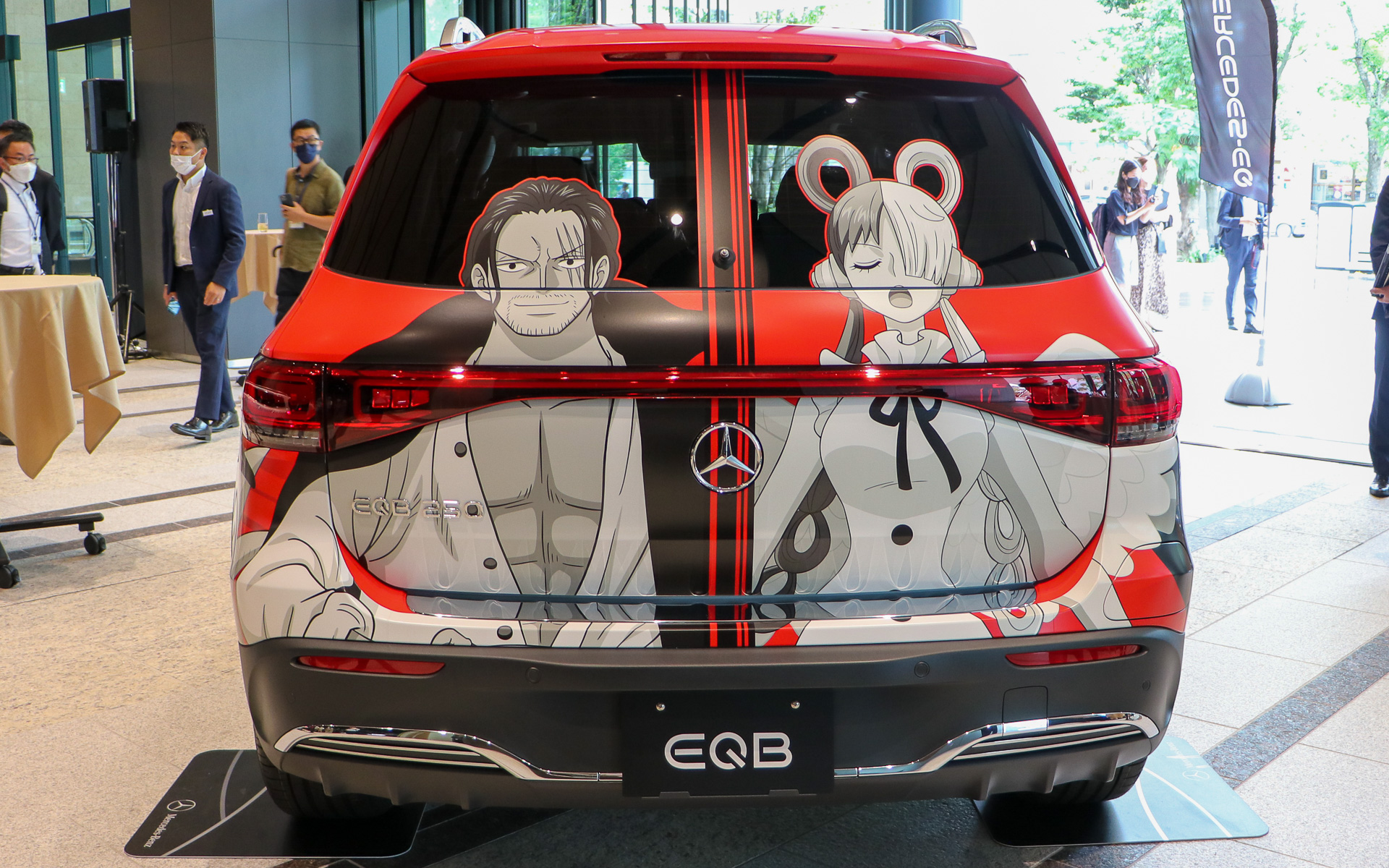 ラッピングにより車体全体にワンピースのキャラクターが描かれている