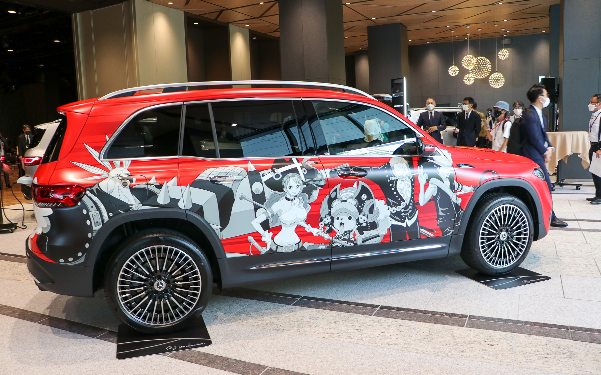 ラッピングにより車体全体にワンピースのキャラクターが描かれている