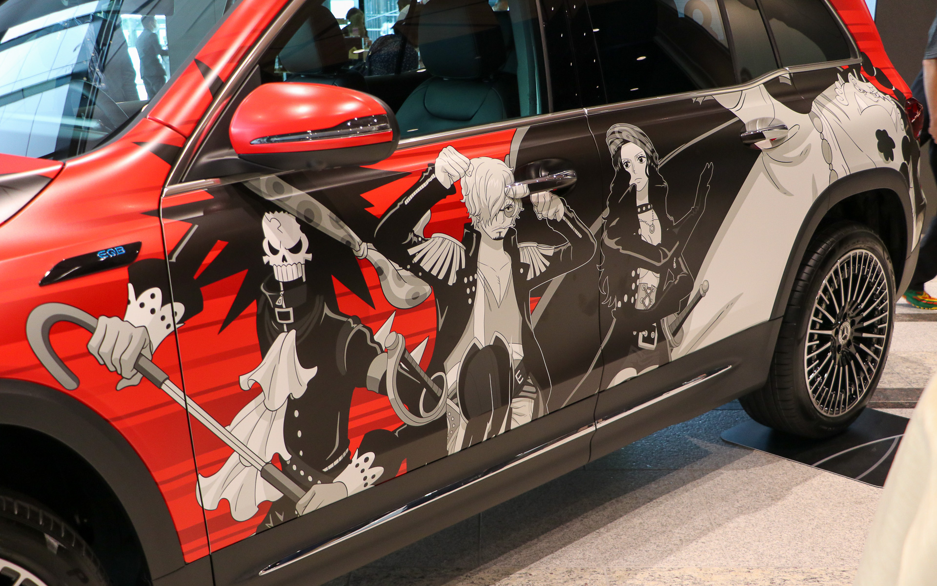 ラッピングにより車体全体にワンピースのキャラクターが描かれている