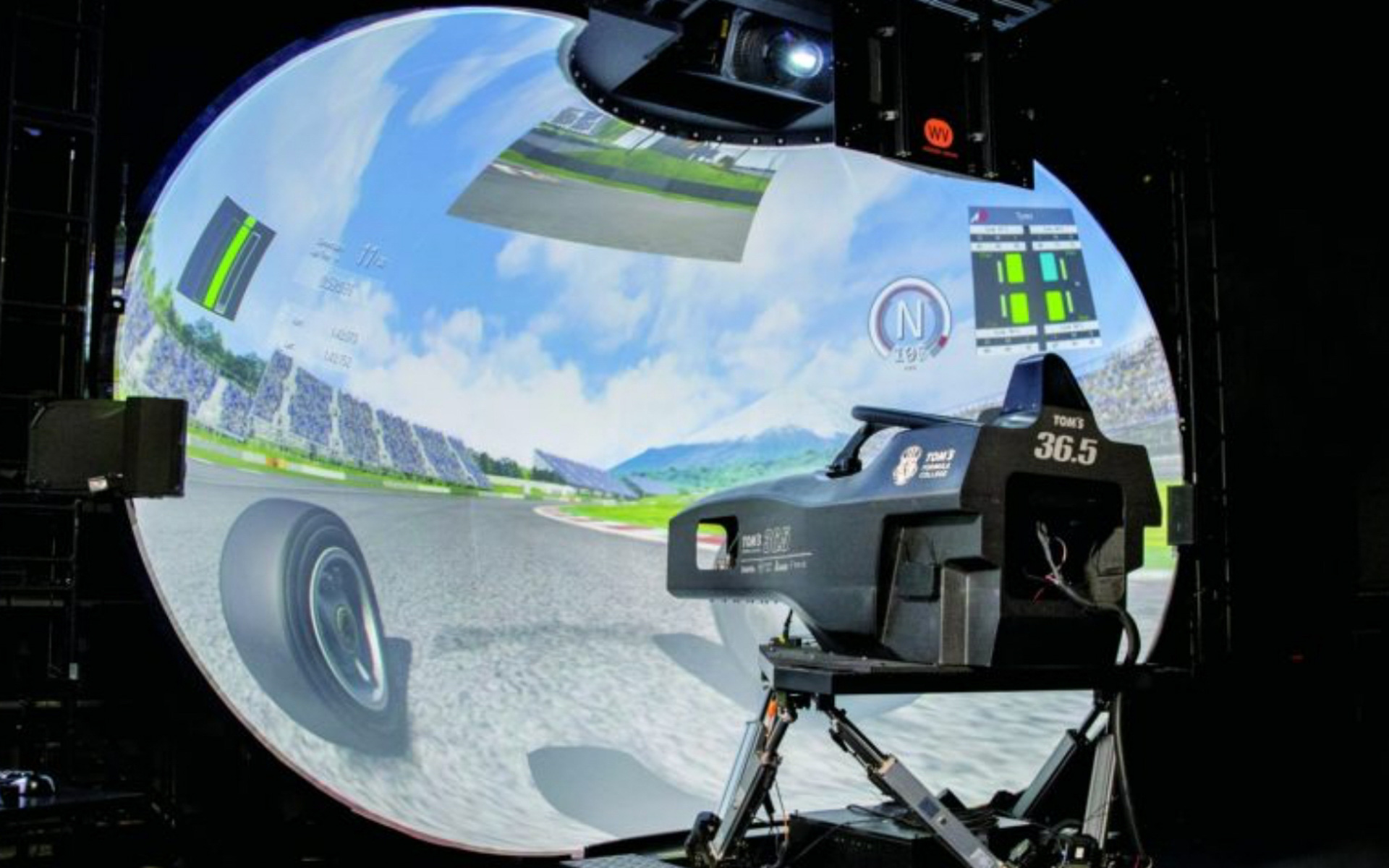 トムスのレーシングシミュレーター「TOM’Sマルチシミュレーションシステム」