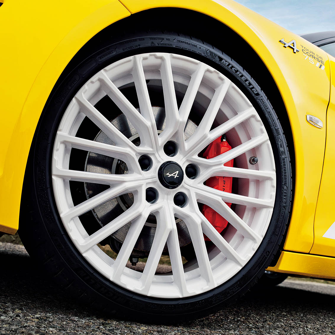 ボディカラーのほか、ブリリアントホワイトのグランプリ・ホイールやデカールなど、先代のアルピーヌ A110をイメージしたカラーリングを採用