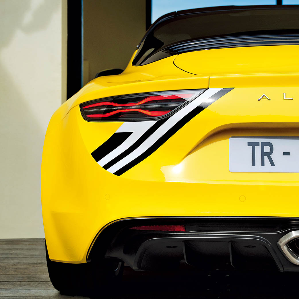 ボディカラーのほか、ブリリアントホワイトのグランプリ・ホイールやデカールなど、先代のアルピーヌ A110をイメージしたカラーリングを採用