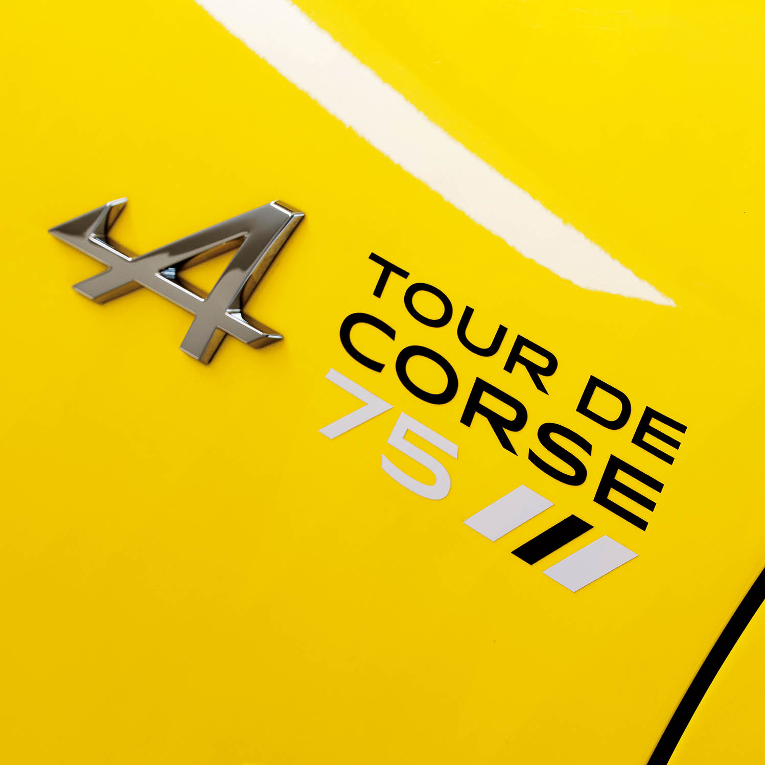 ボディカラーのほか、ブリリアントホワイトのグランプリ・ホイールやデカールなど、先代のアルピーヌ A110をイメージしたカラーリングを採用