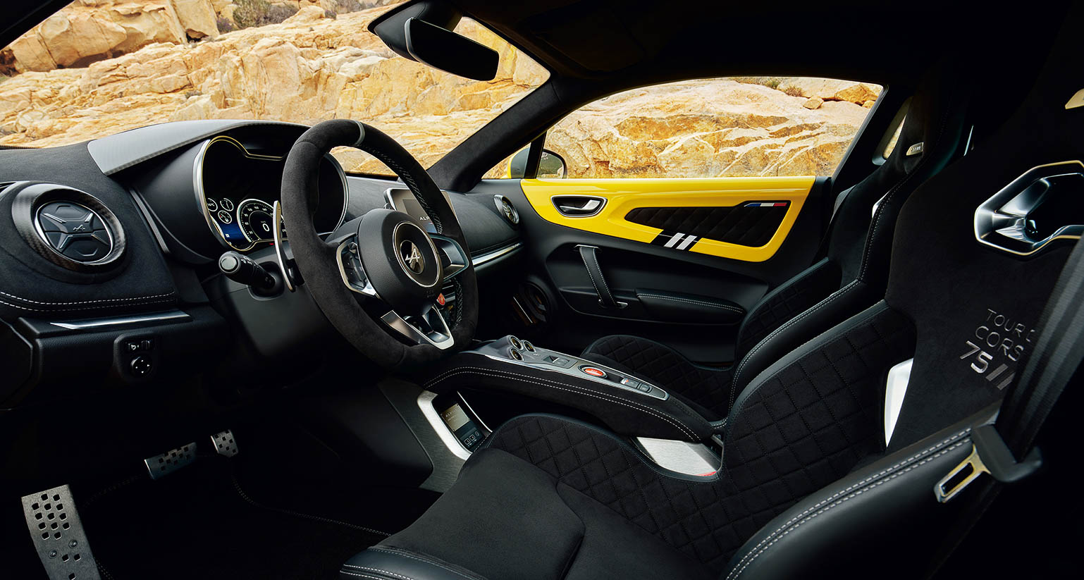 ロゴ入りのSabelt製モノコックバケットシートやシリアルプレートが装備される