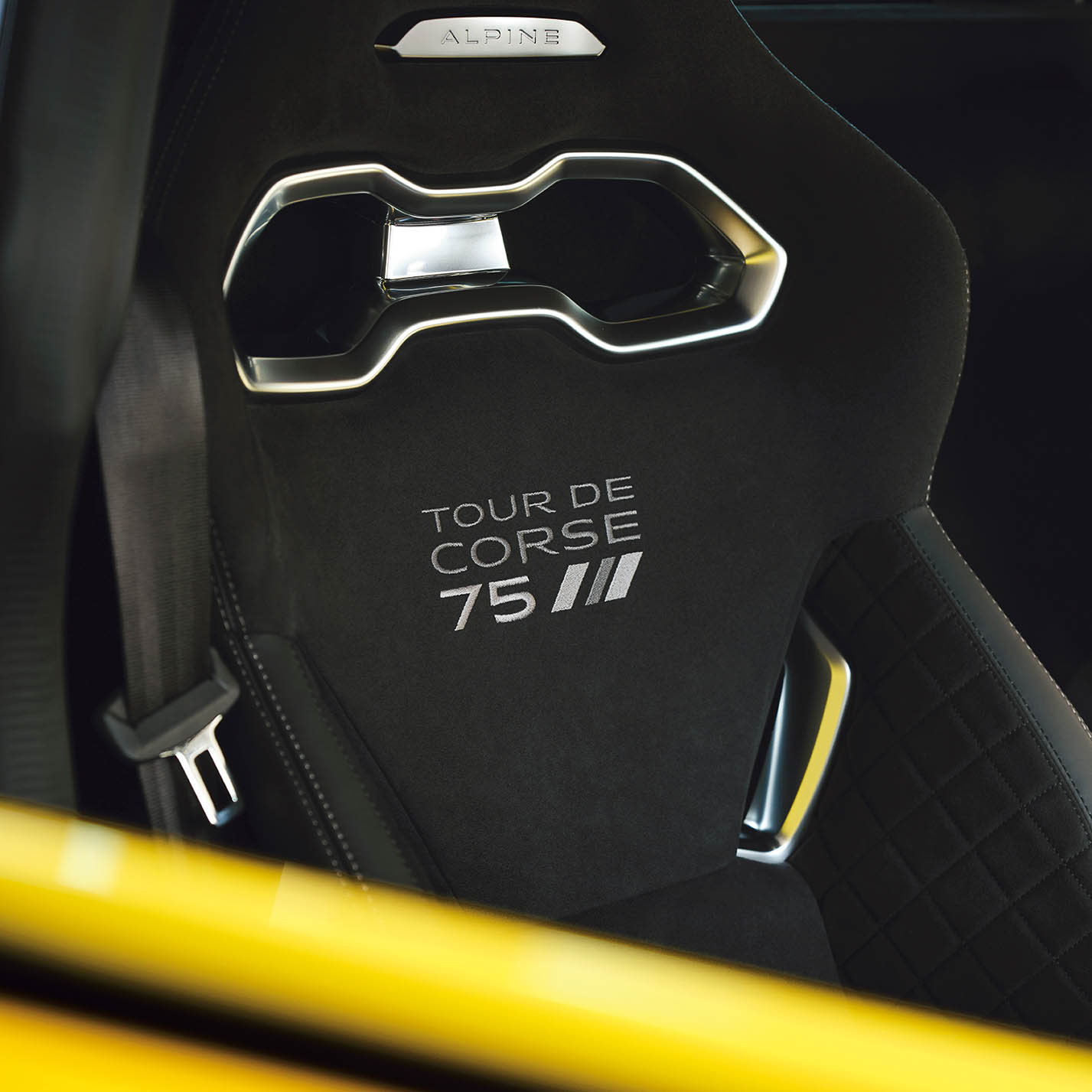 ロゴ入りのSabelt製モノコックバケットシートやシリアルプレートが装備される