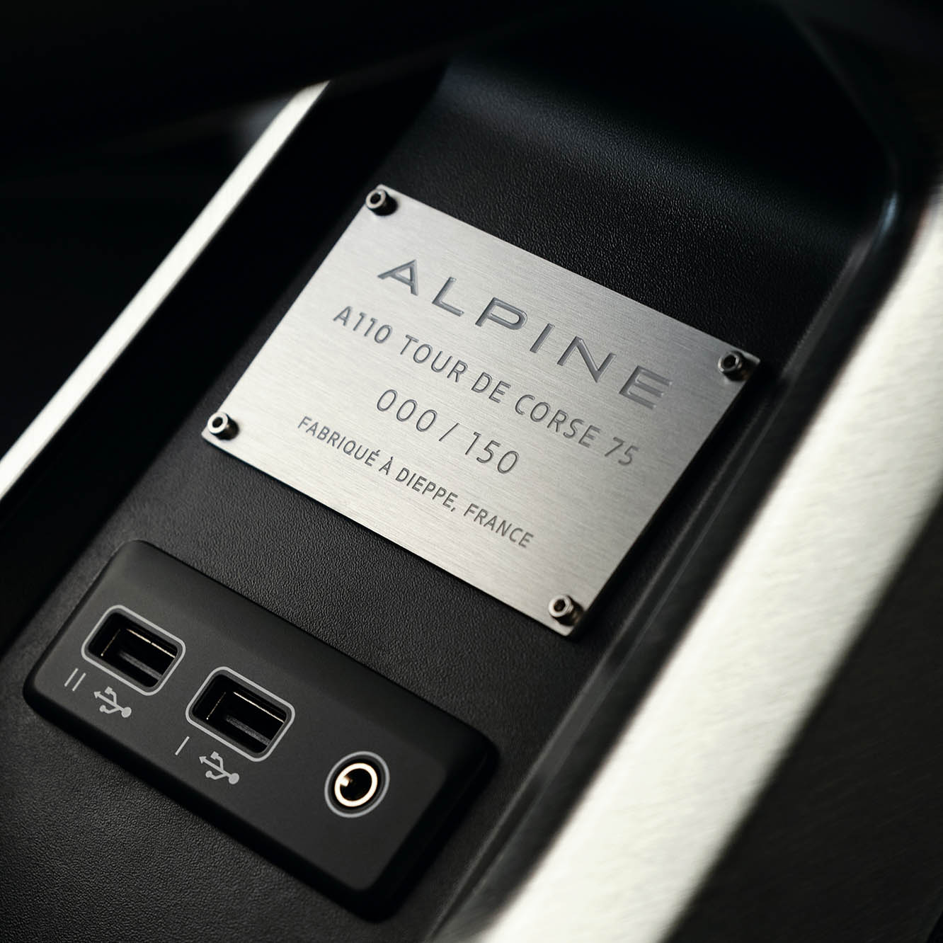 ロゴ入りのSabelt製モノコックバケットシートやシリアルプレートが装備される