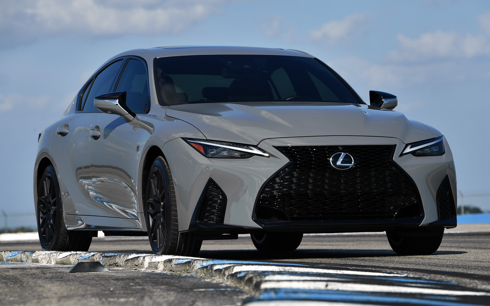 写真は、日本国内未導入でレクサスが北米向けに展開しているV型8気筒5.0リッターエンジンを搭載する「IS 500 F SPORT パフォーマンス」